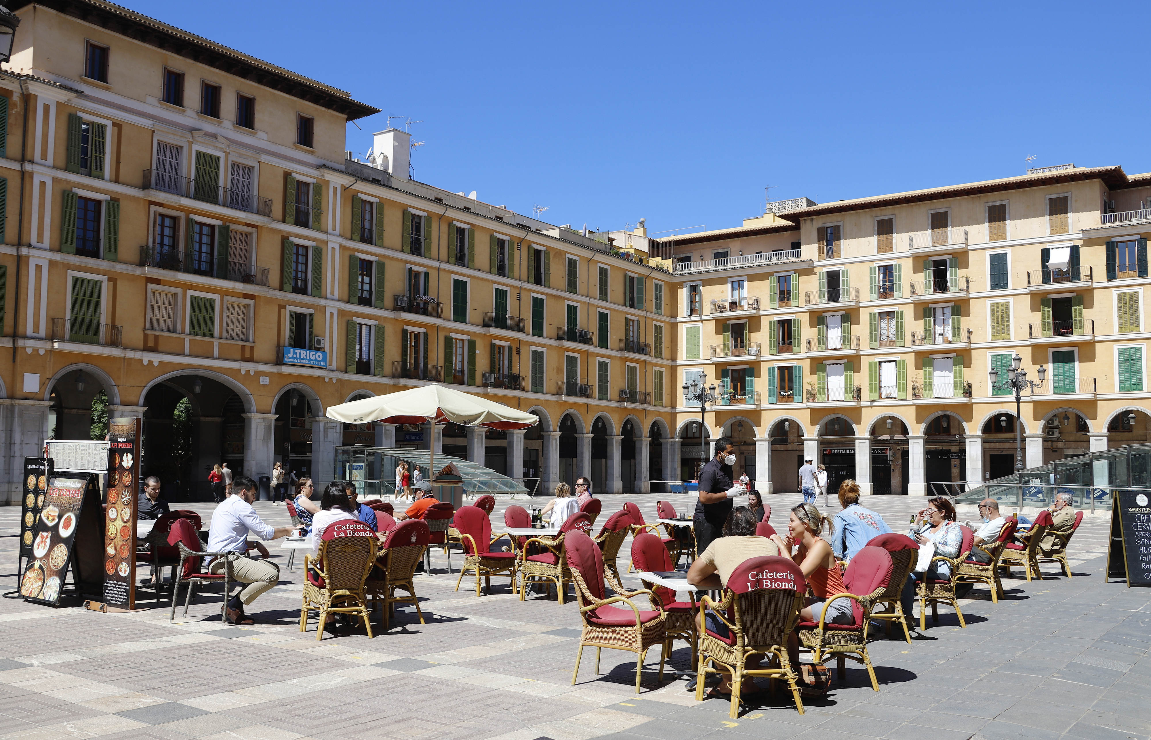 Geschäfte und Cafés dürften mit der halben Zahl der üblichen Plätze weiter geöffnet bleiben. Bars müssen spätestens um 22 Uhr schließen.<br>