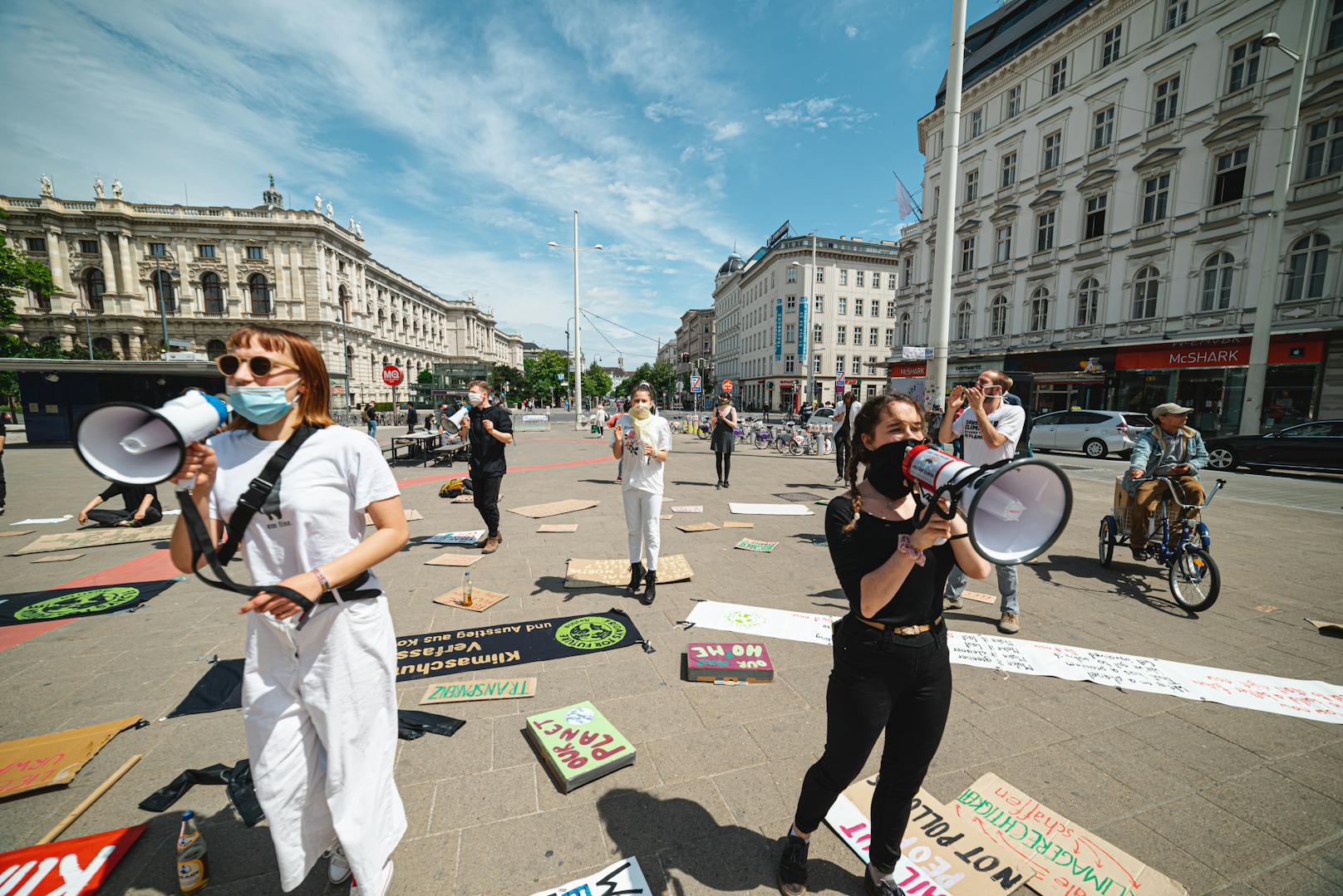 Nach einer Woche Klima-Protest vor dem Bundeskanzleramt haben Fridays for Future und Ökonomin Sigrid Stagl bei einem Schildermeer am Mittwoch Bilanz gezogen.
