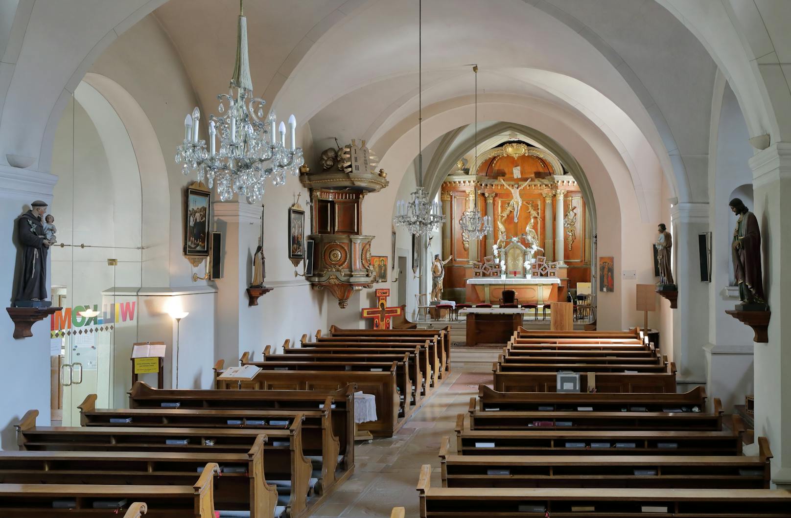 Pfarrkirche in Mannswörth: In Corona-Zeiten stehen nur 29 Plätze zur Verfügung.
