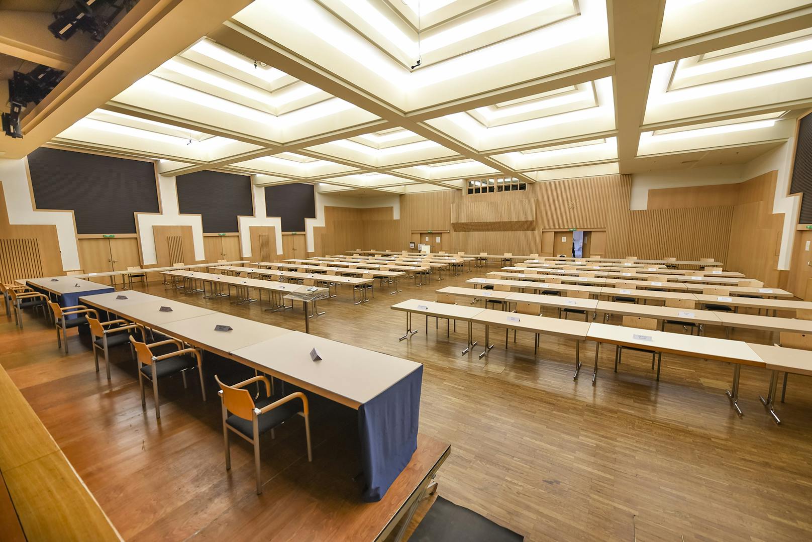 Sieht aus wie ein Klassenzimmer, ist aber der Linzer Gemeinderat im Neuen Rathaus.
