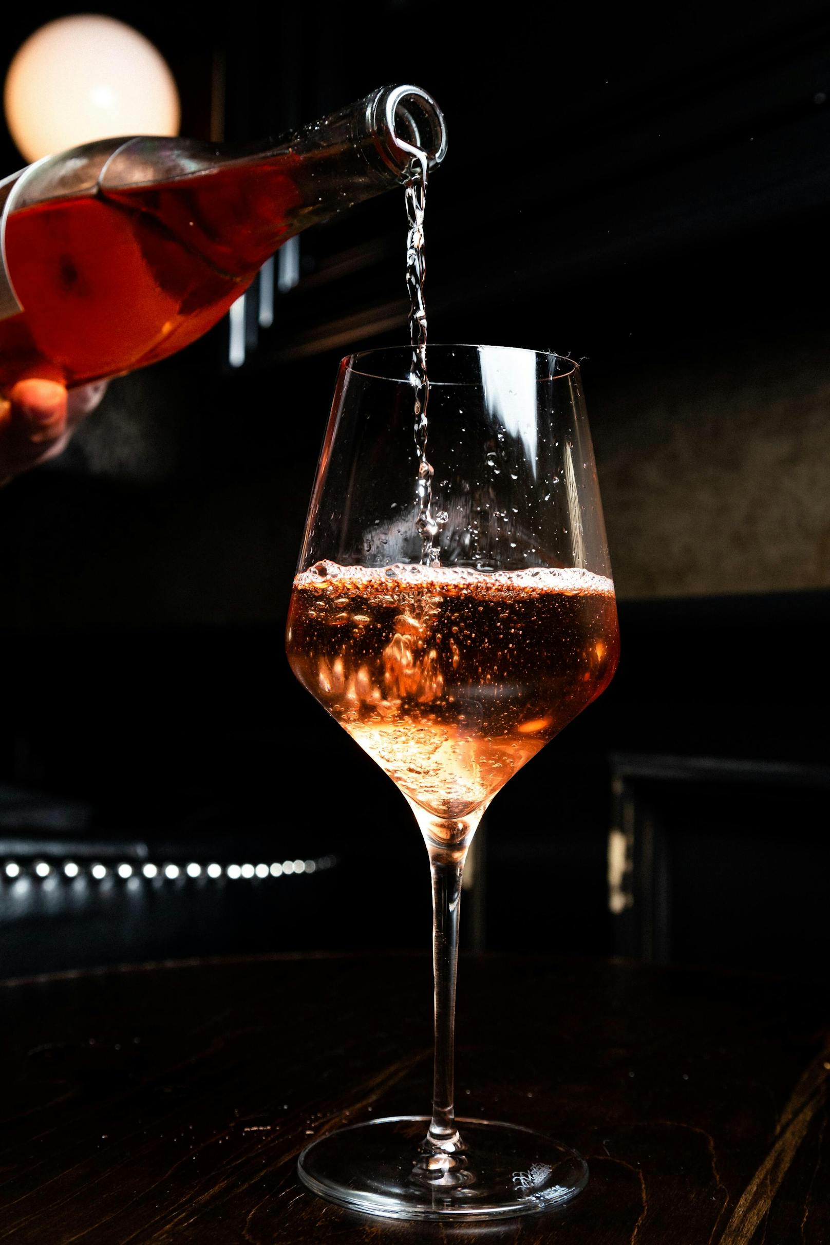 <strong>Rosé-Wein:&nbsp;</strong>Kräftige Tropfen können 3 bis 4 Tage halten. Leichte Rosés verlieren oft schon nach einem Tag die Frische und Fruchtigkeit.