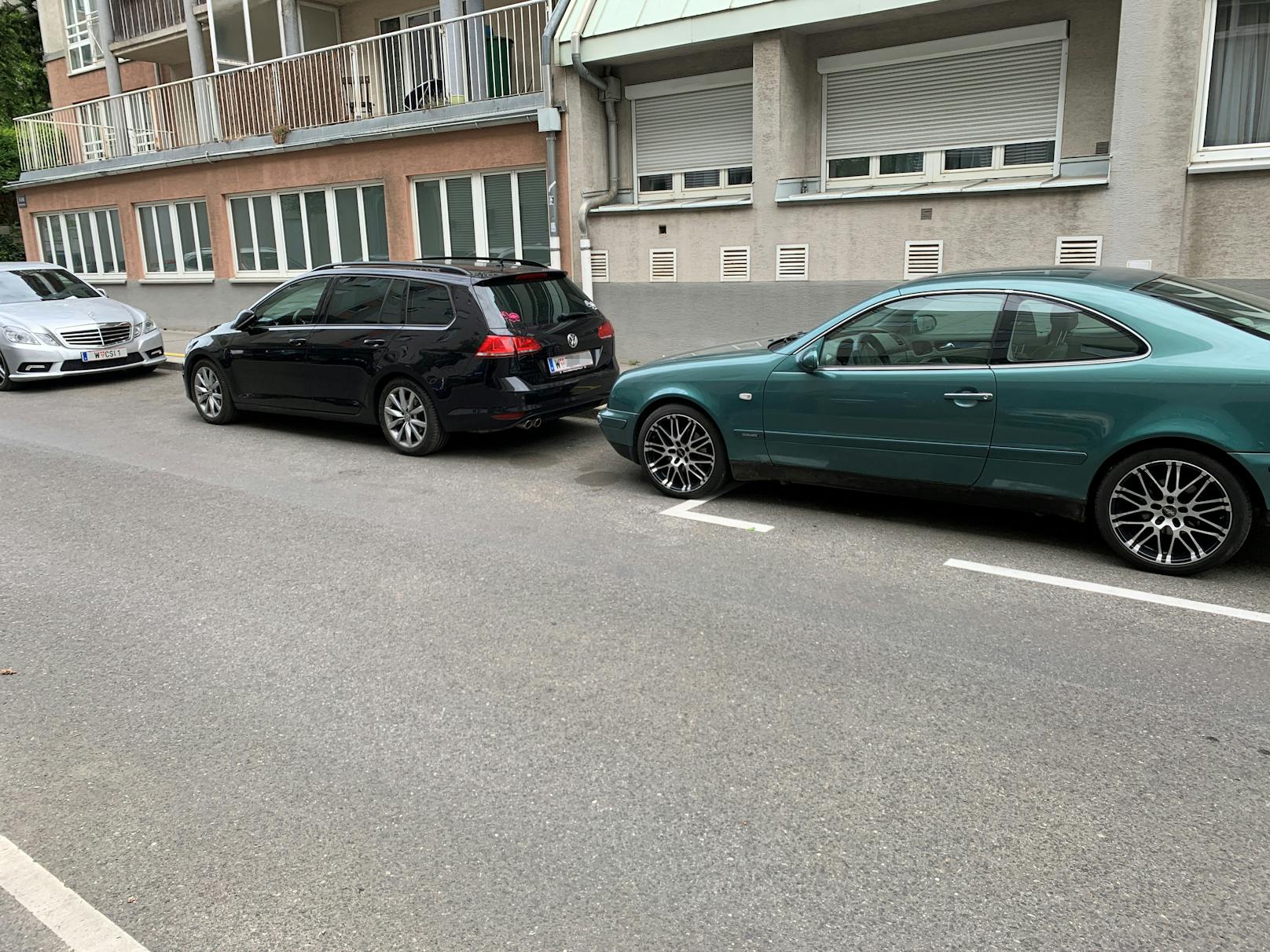 Der schwarze VW und der silberne Mercedes kassierten einen Strafzettel fürs Falschparken.