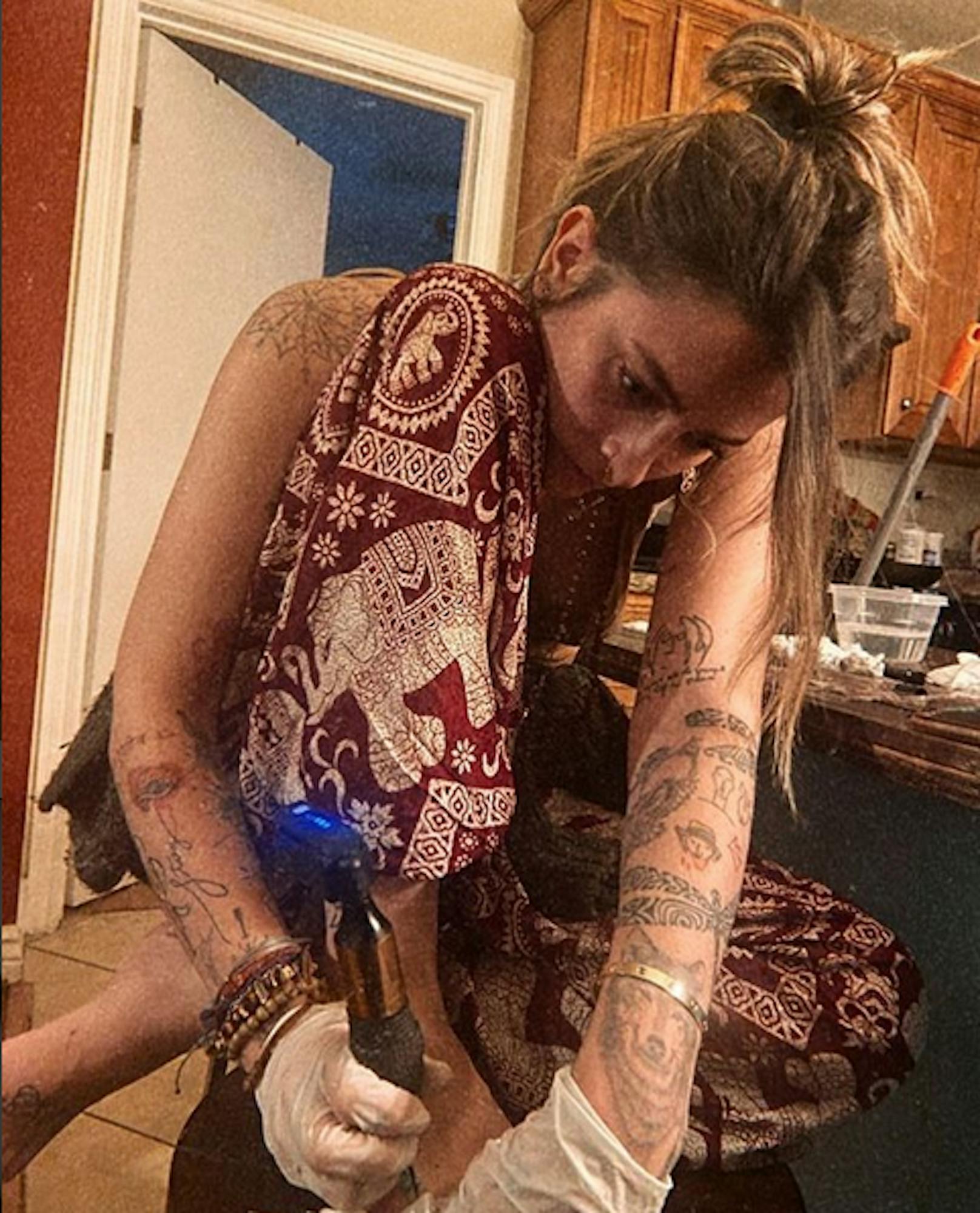 13.05.2020: <strong>Paris Jackson</strong> macht ihre Küche zum Tattoo-Studio und greift nicht zum ersten Mal selbst zu Nadel und Tinte, um ihren Körper zu verschönern.