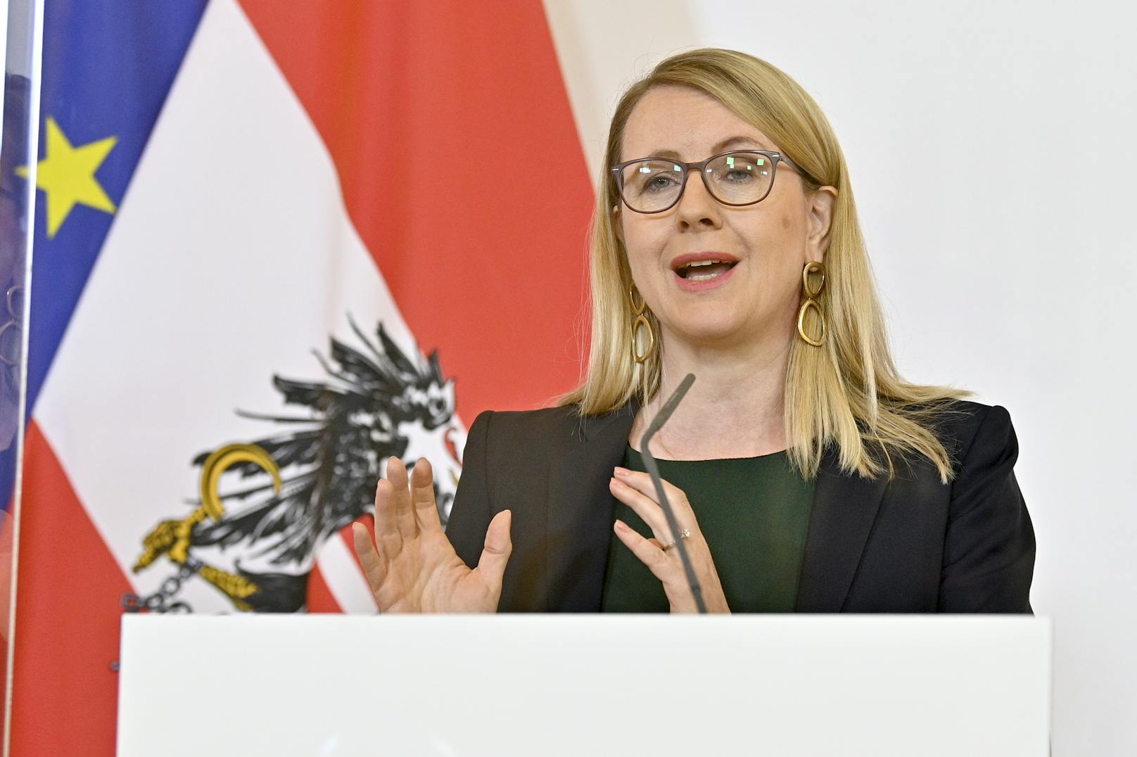 ... und Wirtschaftsministerin Margarete Schramböck (ÖVP).