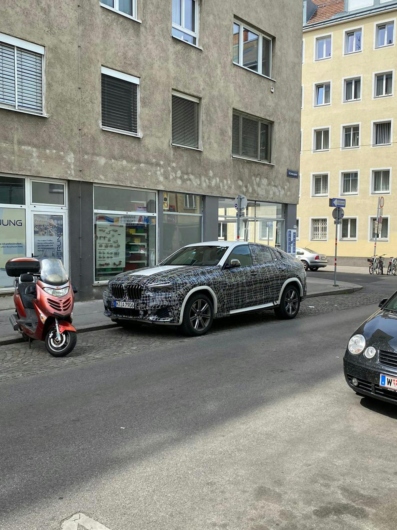 Der getarnte BMW stand in einer Seitengasse (Wien-Ottakring). 