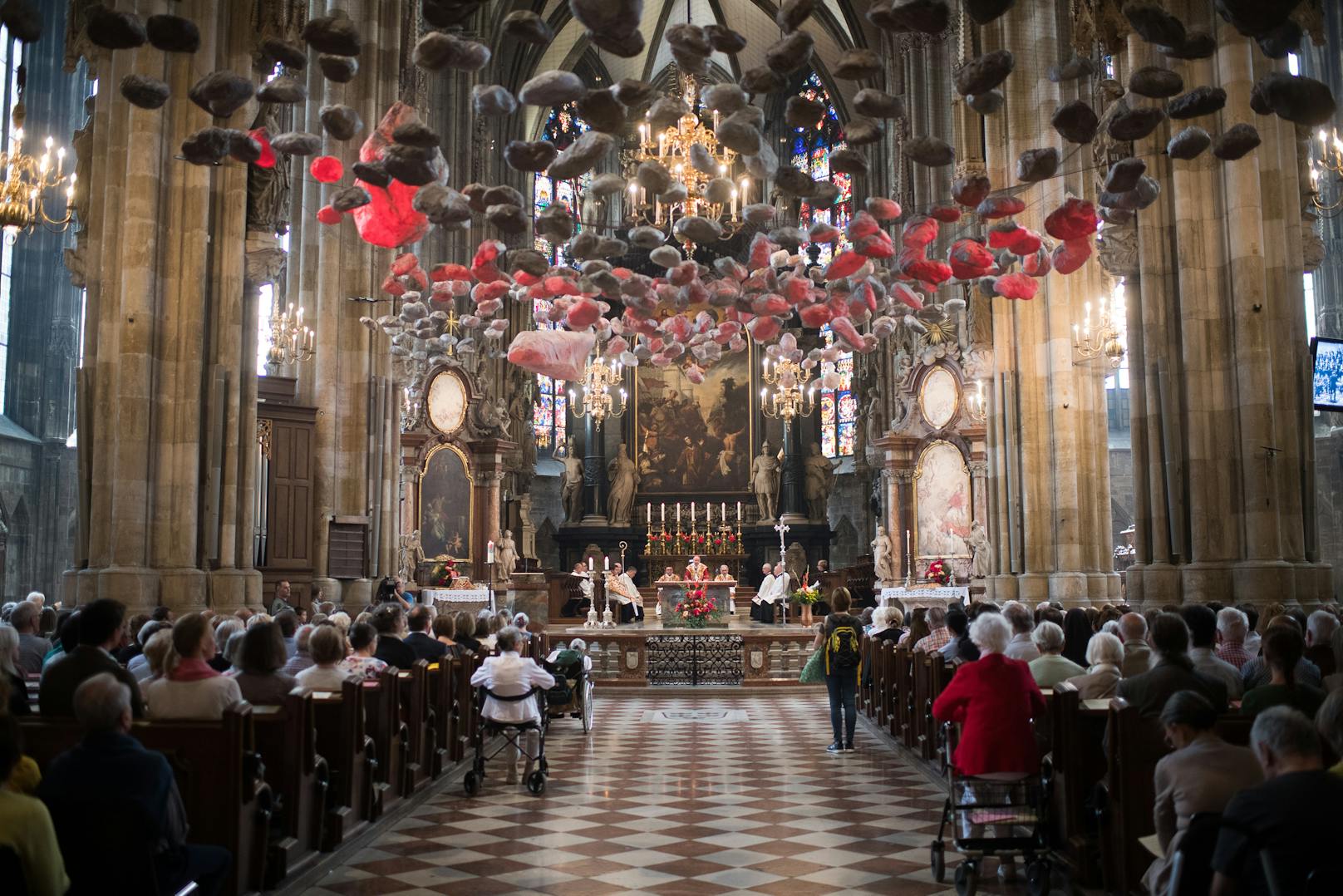 Die Messe im Stephansdom fand mit Vertretern der Religionsgemeinschaften statt.