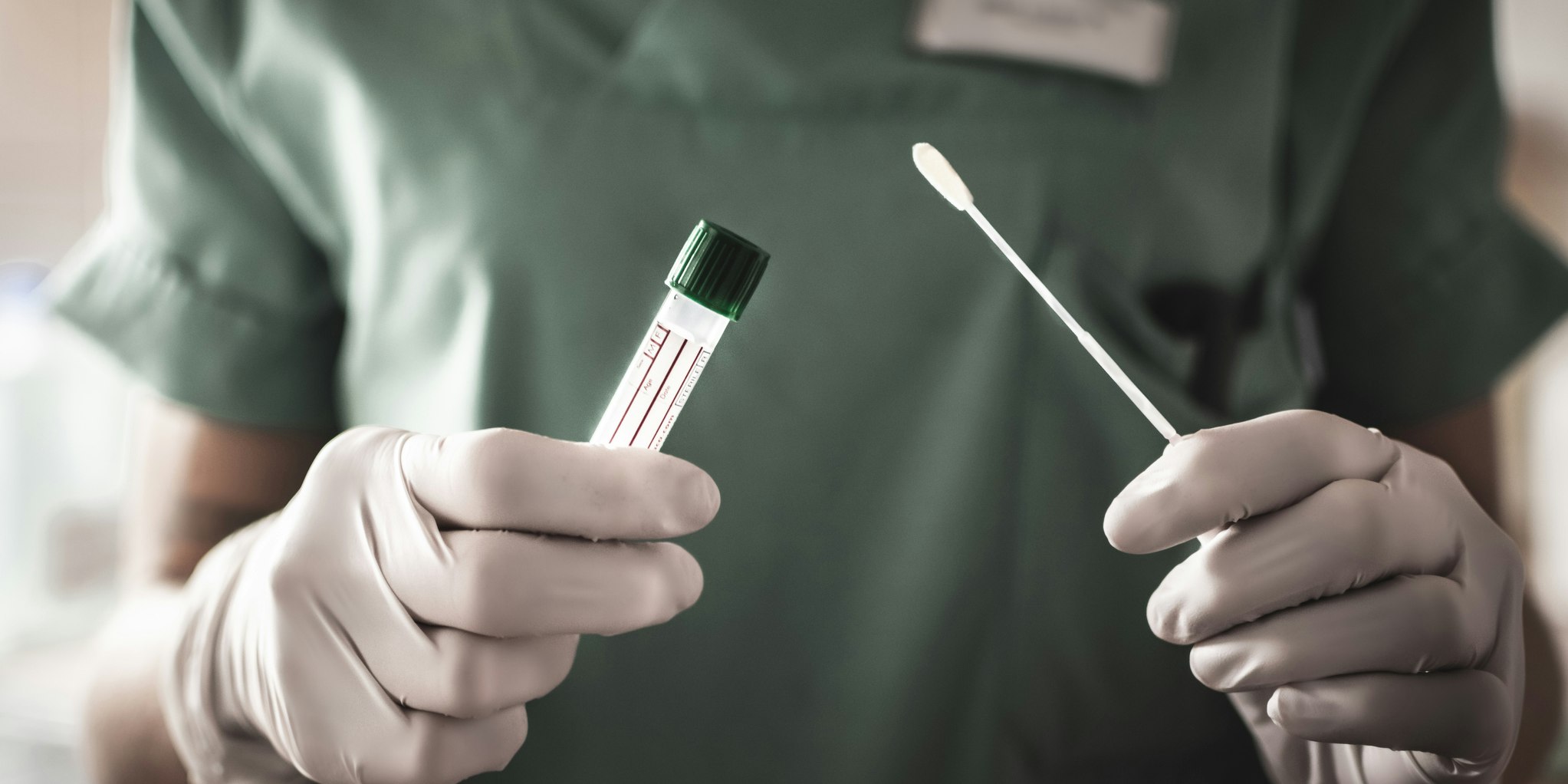 Die gefundenen Mutationen des Coronavirus geben Forschern zu denken. 