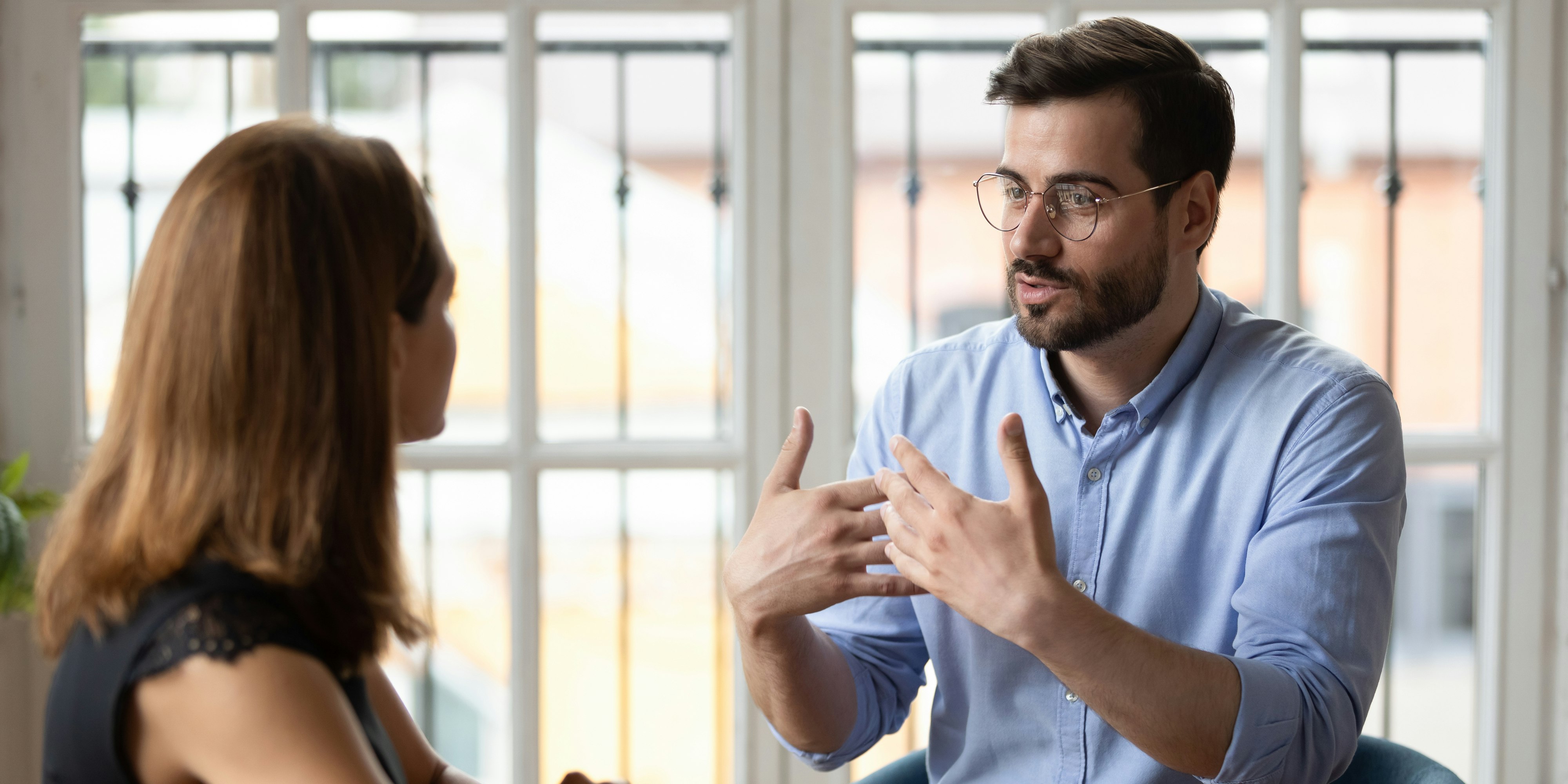 Vor allem bei lautem Sprechen werden virusbelastete Tröpfchen freigesetzt.
