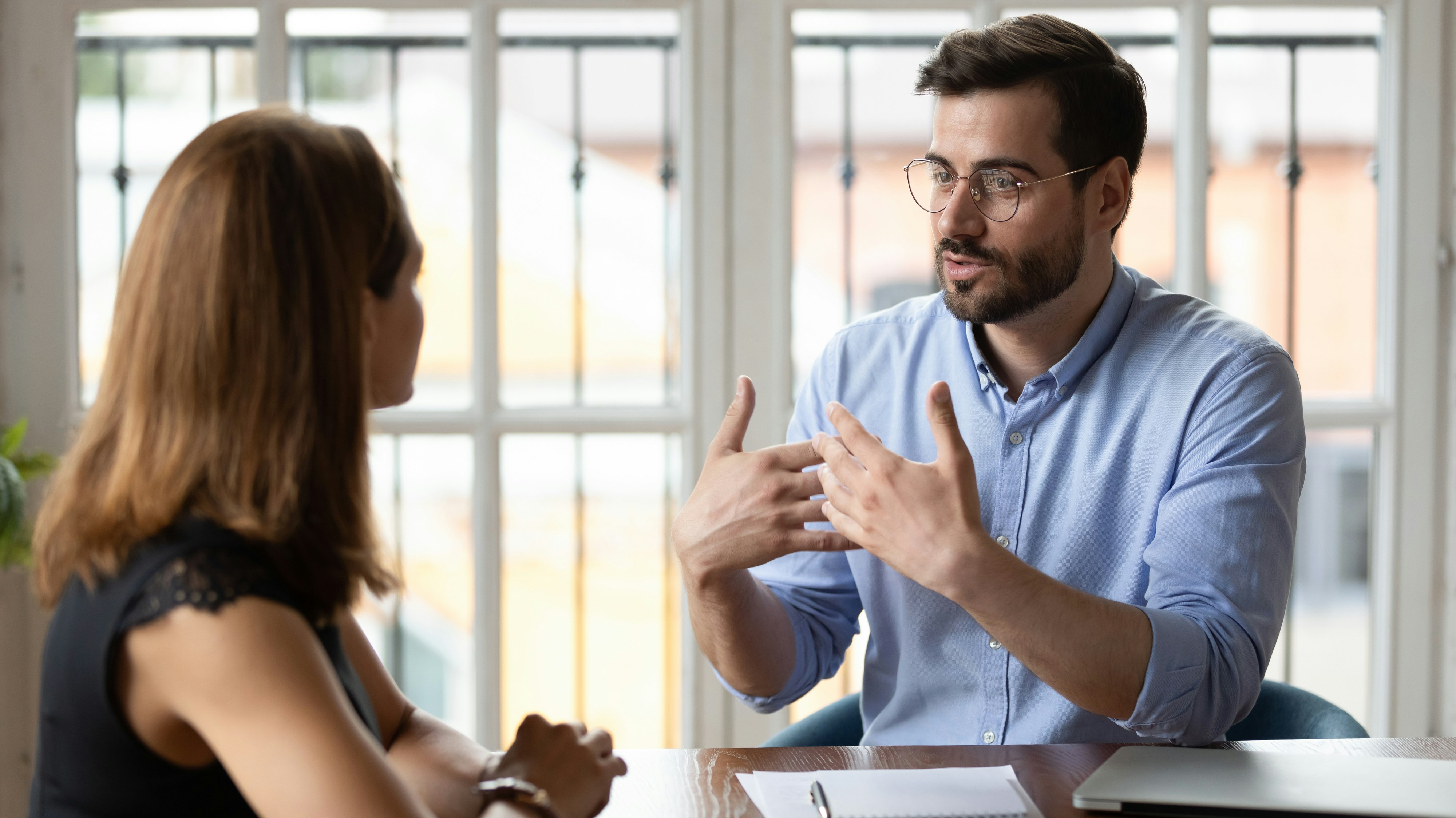 Vor allem bei lautem Sprechen werden virusbelastete Tröpfchen freigesetzt.