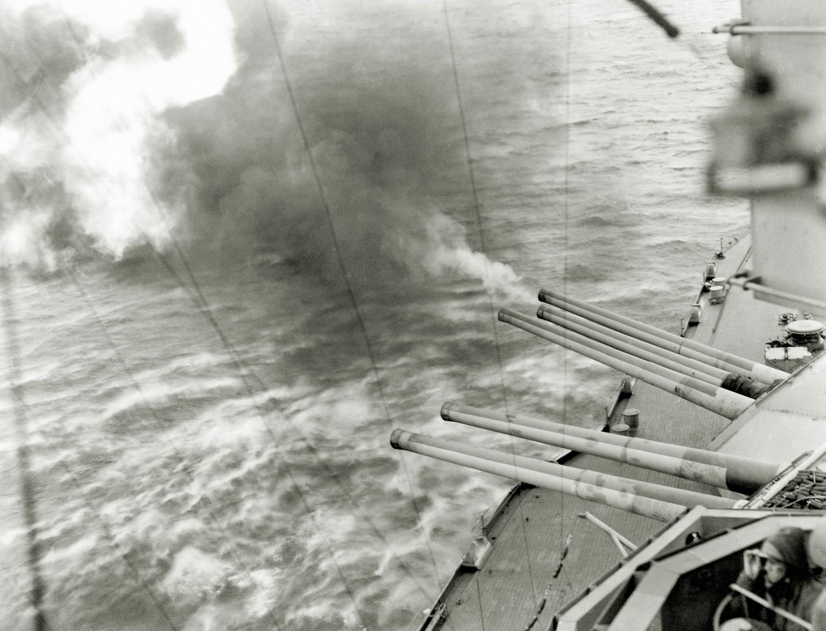 Während der "Operation Overlord", der allierten Invasion Frankreichs, feuerten die Kanonen des Schlachtschiffes bis zu 17 Meilen landeinwärts auf deutsche Stellungen. Aufnahme vom 6. Juni 1944