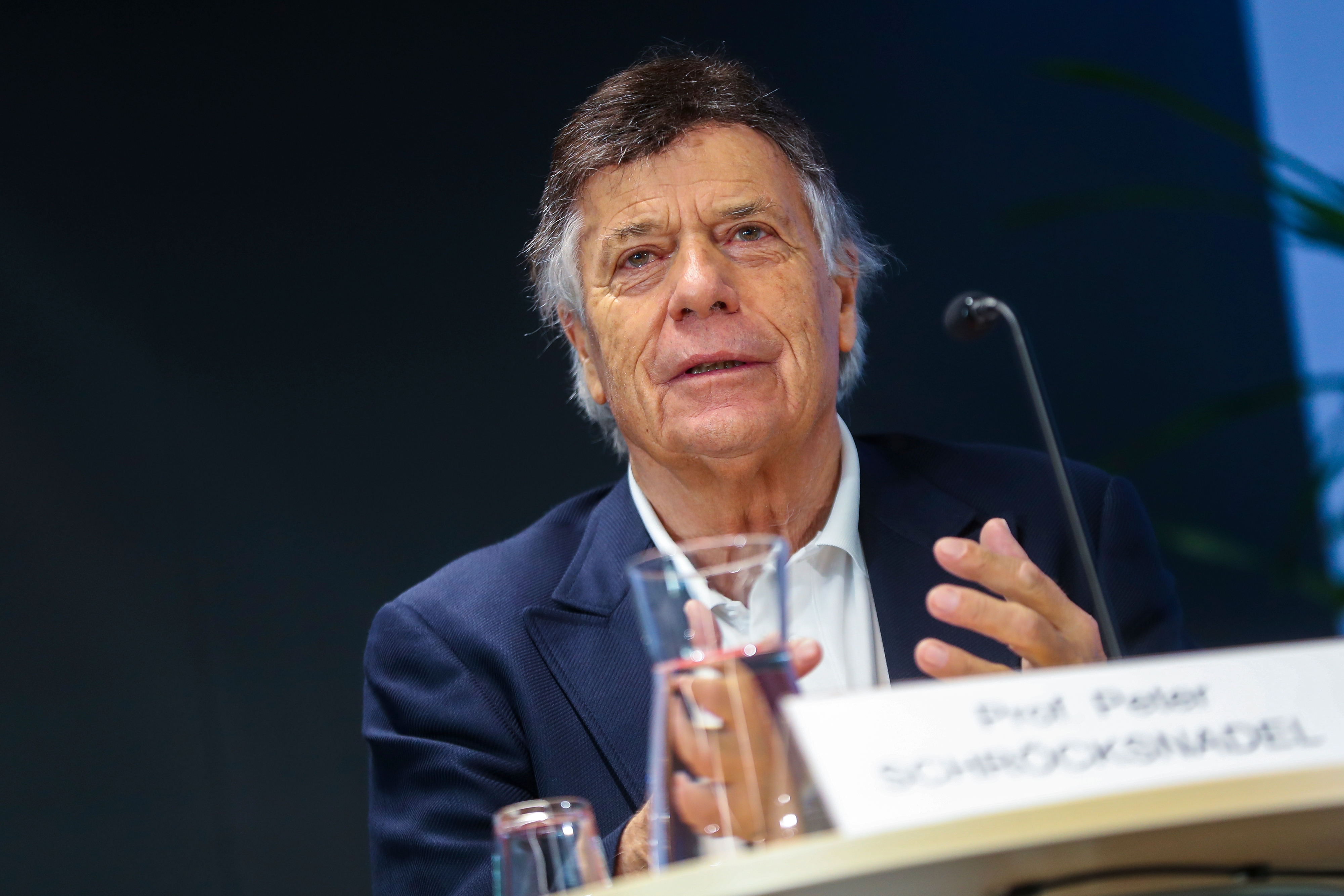 ÖSV-Boss Peter Schröcksnadel will die Ski-Stars gratis impfen.