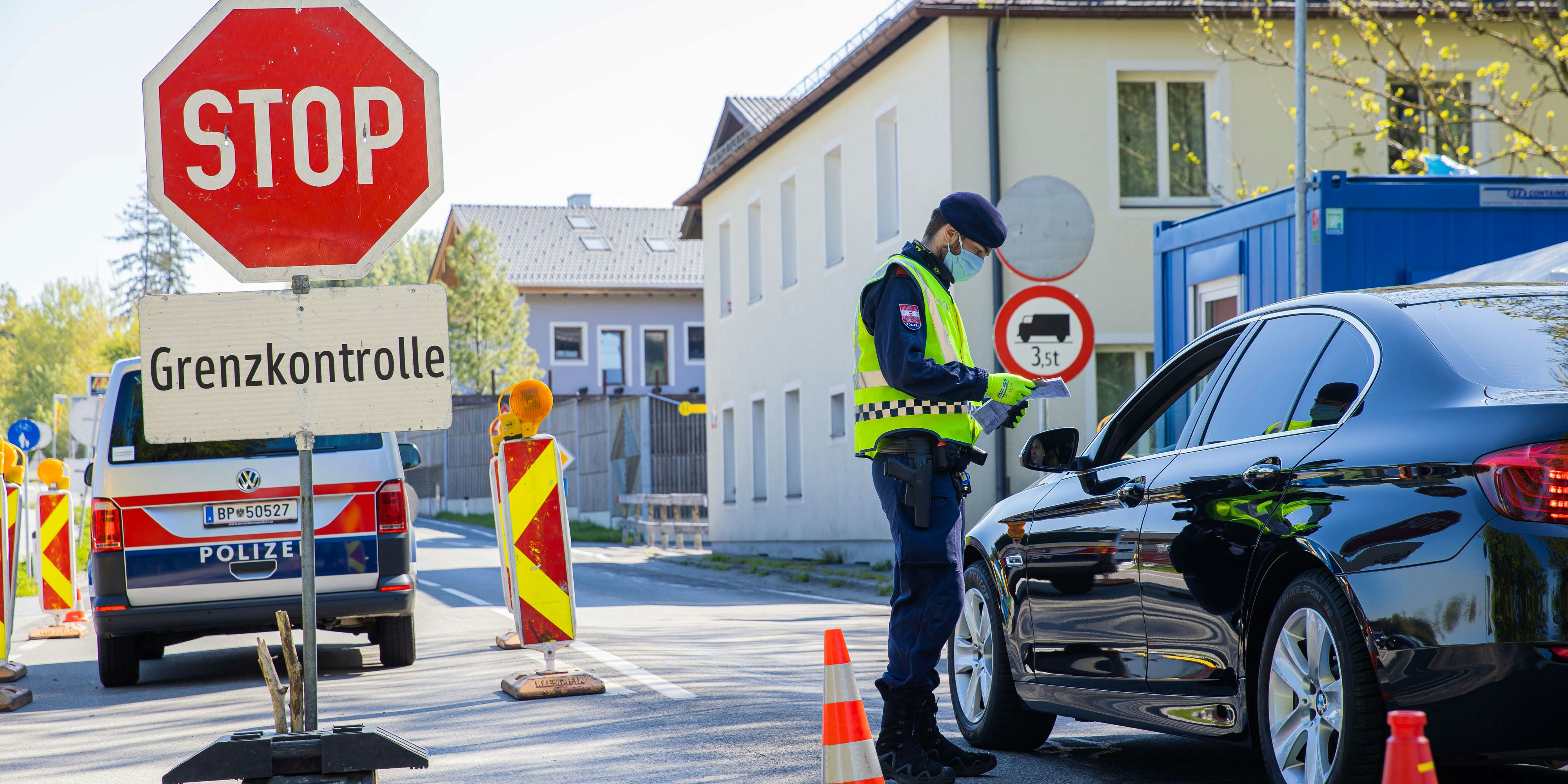 Mindestens noch bis zum 31. Mai muss man bei der Einreise nach Österreich entweder einen Test vorweisen, oder 14 Tage in die Selbstisolation.