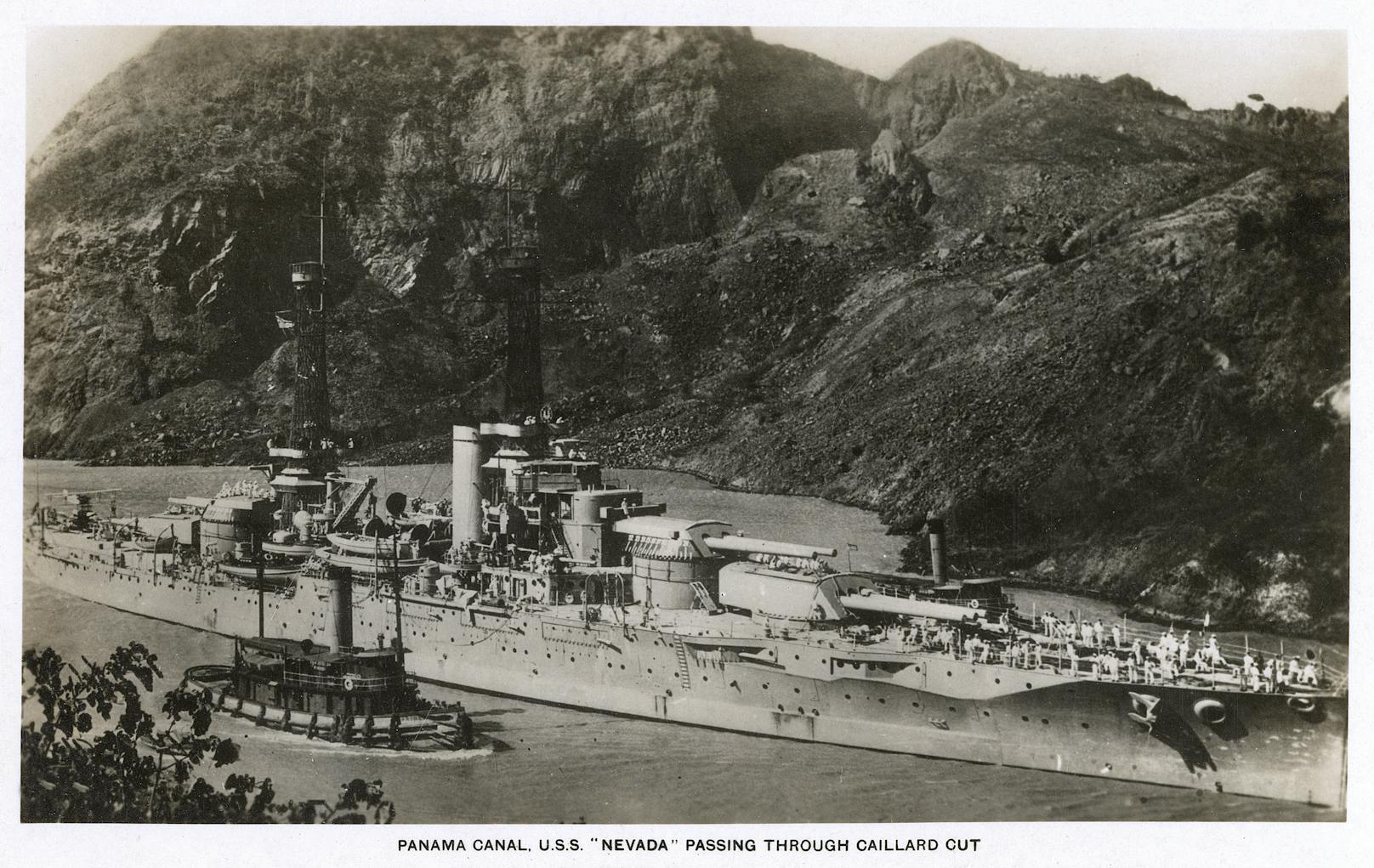 Die USS Nevada bei der Passage des Panama-Kanals, der den Pazifik mit dem Atlantik verbindet, um das Jahr 1920.