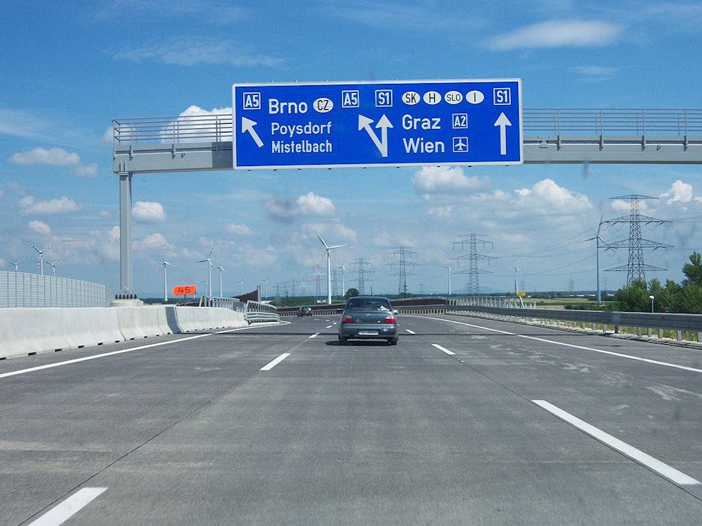 Symbolfoto der S1 beim Knoten Eibesbrunn.