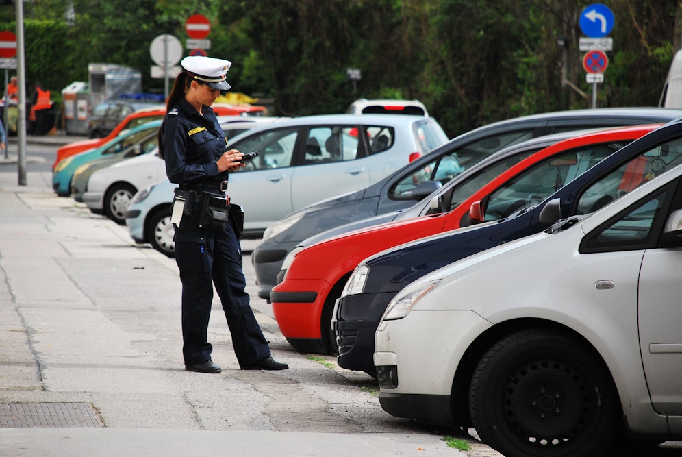 Eine Kontrolleurin im Einsatz: Parksheriffs werden die Parkpickerl ab 2022 in allen Bezirken Wiens kontrollieren müssen.