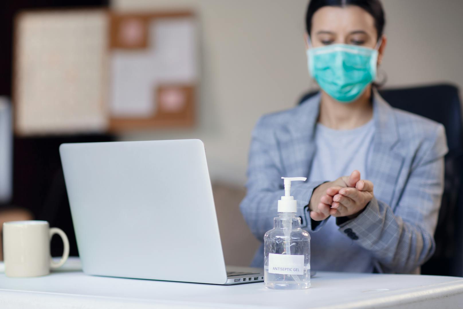 85 Prozent wollen Desinfektionsmittel am Arbeitsplatz bereitstellen, 55 Prozent verweisen auf das Tragen von Schutzmasken.
