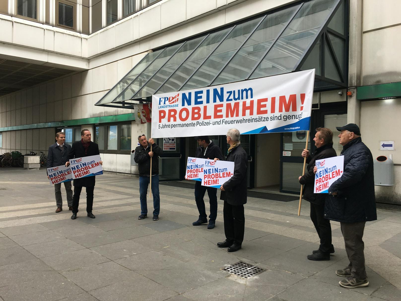Die FPÖ protestierte am Donnerstag gegen die Wiederinbetriebnahme eines Asylheims in Wien-Landstraße.