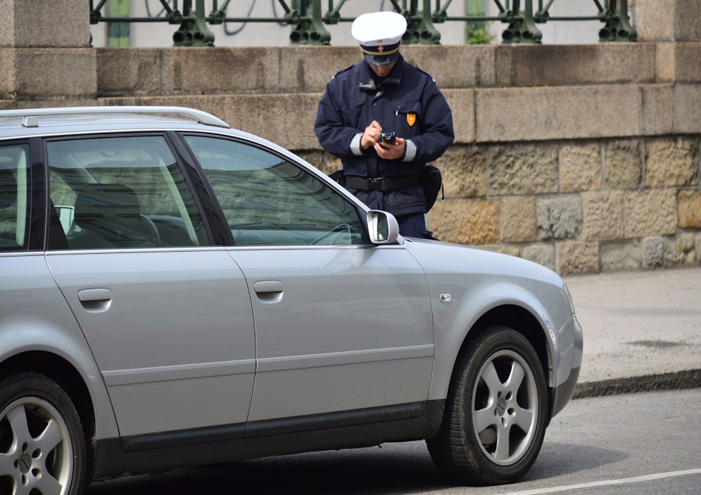 Ein Kontrollorgan der Wiener Parkraumüberwachung im Einsatz. Symbolbild