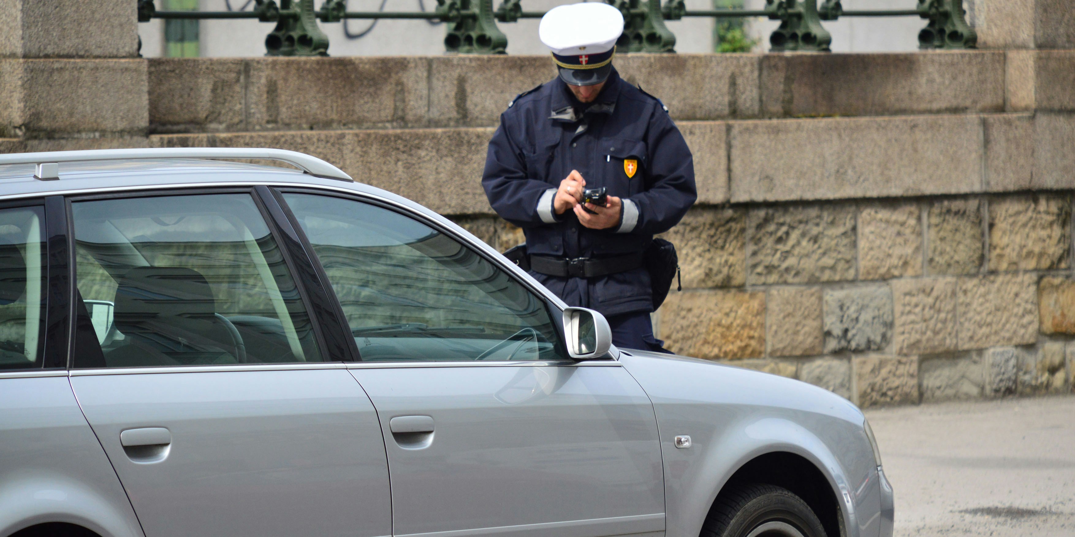 Ein Kontrollorgan der Wiener Parkraumüberwachung im Einsatz. Symbolbild