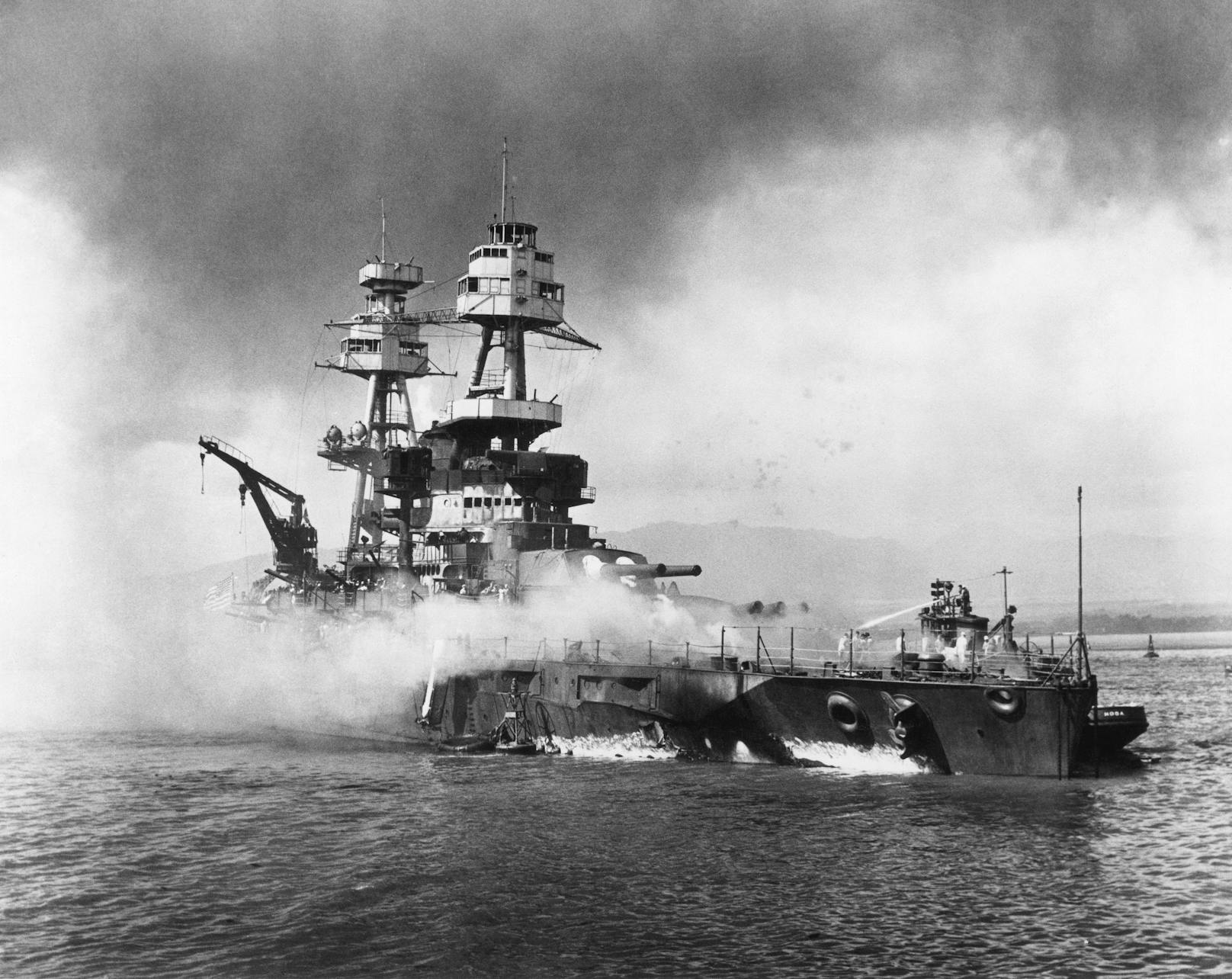 Das US-Schlachtschiff USS Nevada wurde beim japanischen Angriff auf Pearl Harbor schwer beschädigt und in Brand gesetzt. Die Crew konnte unter hohen Verlusten ...