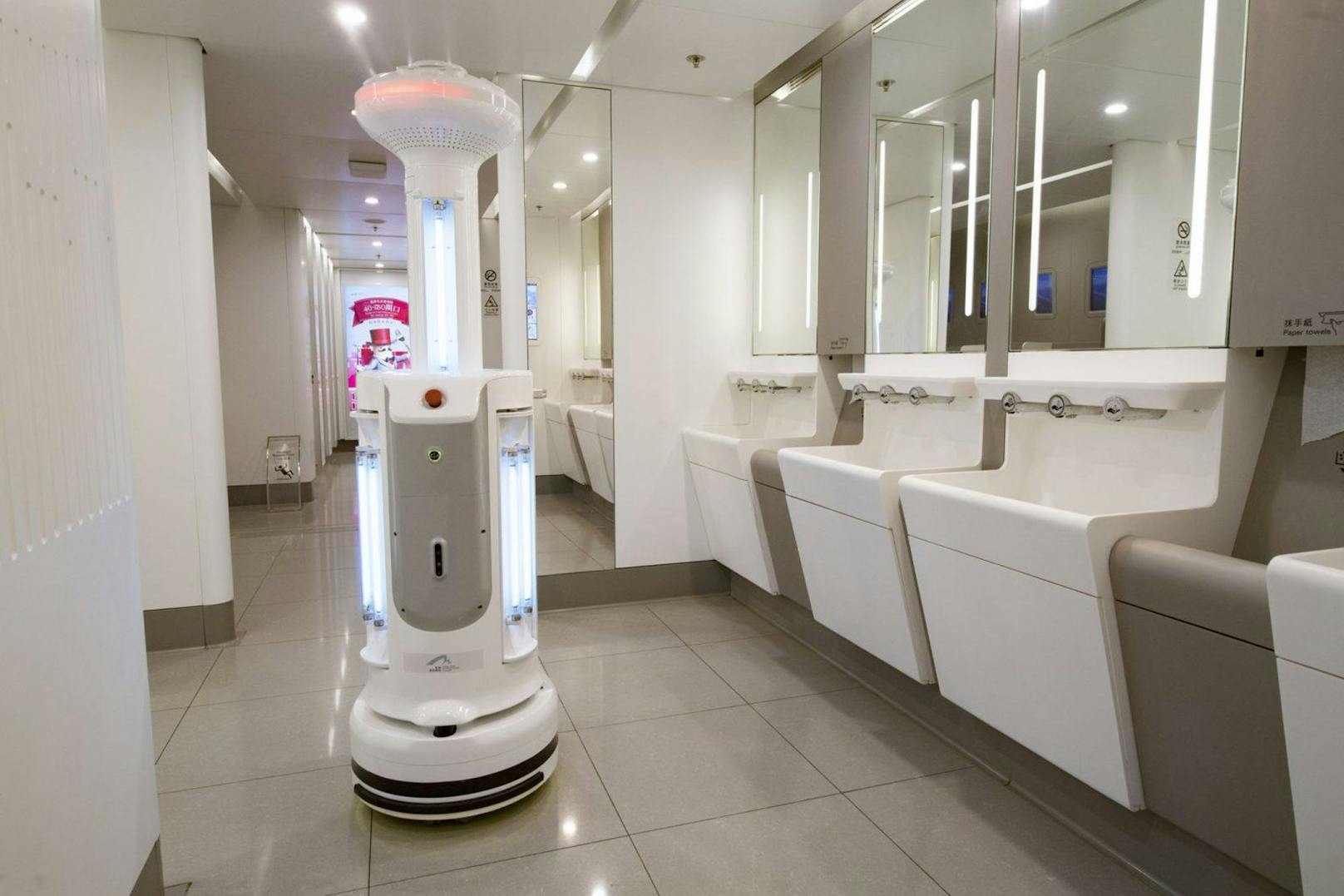 Hongkong setzt auch auf solche Sterilisationsroboter, die mit ultraviolettem Licht operieren und vor allem in den WCs eingesetzt werden. 