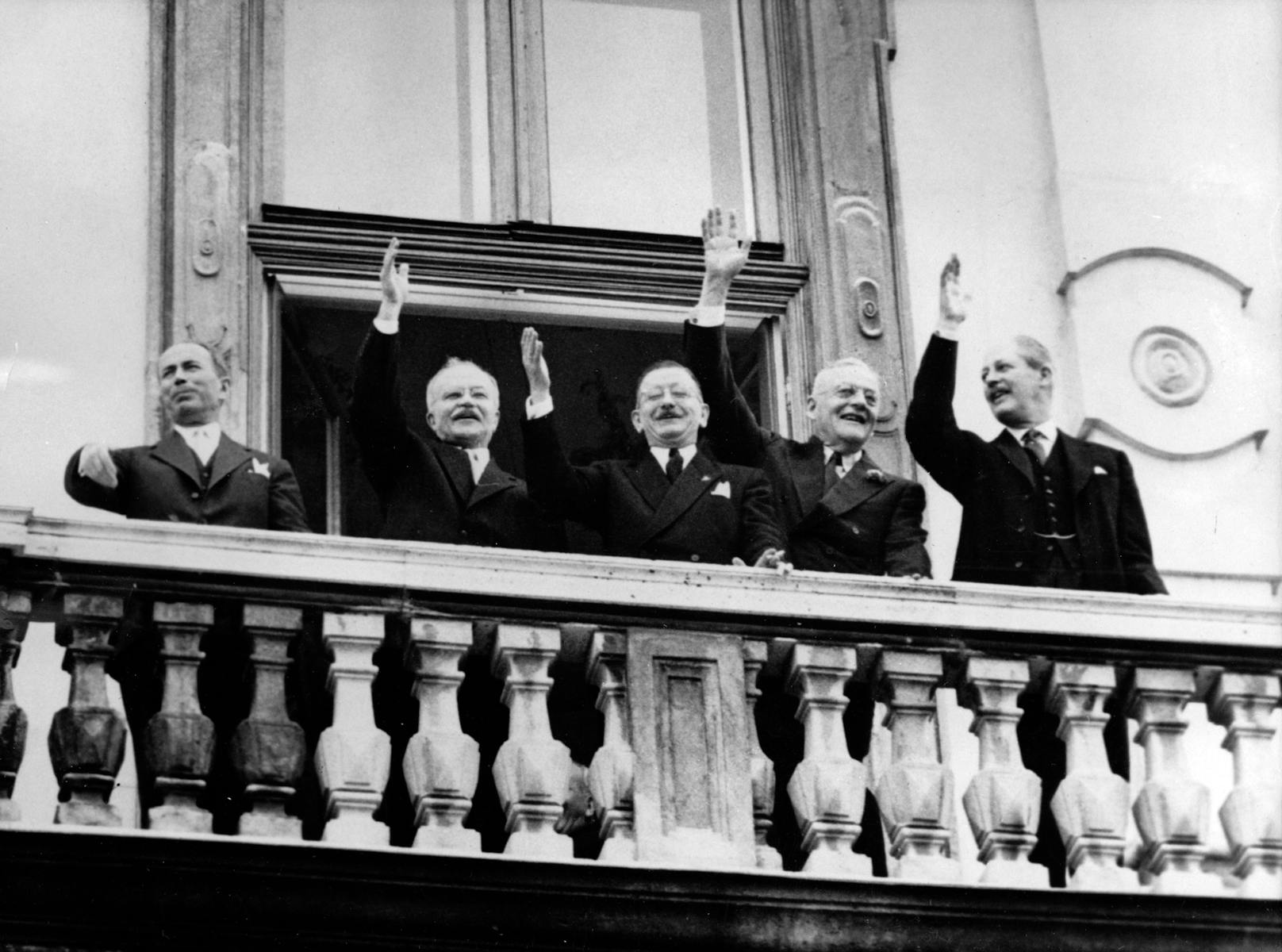 Die Außenminister der alliierten Mächte am Balkon des Belvederes.