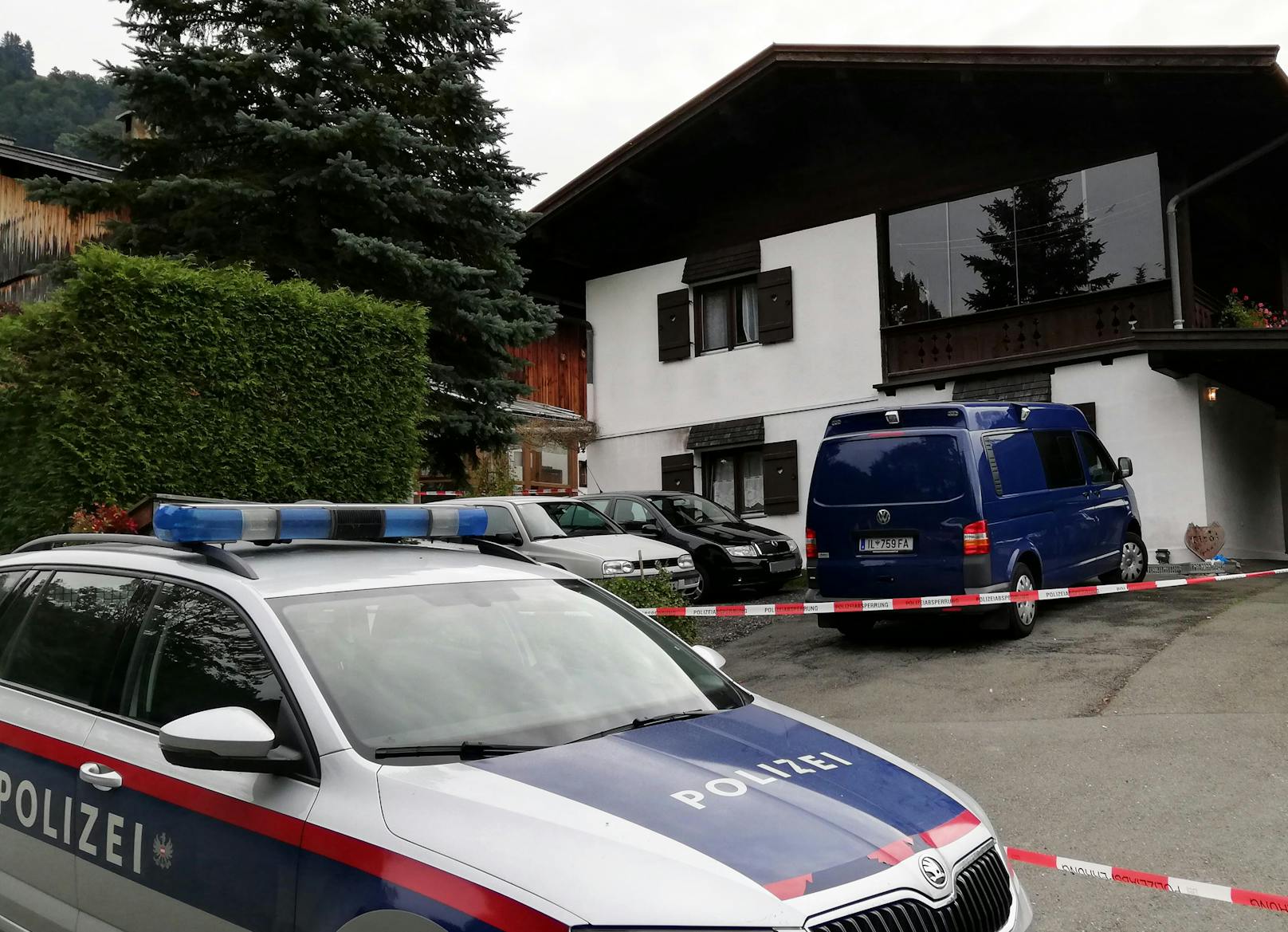 Anschließend fuhr der Andreas e. zur Polizeiinspektion Kitzbühel und stellte sich um 5.55 Uhr. Er übergab die Tatwaffe und teilte mit, das er soeben fünf Menschen erschossen habe.