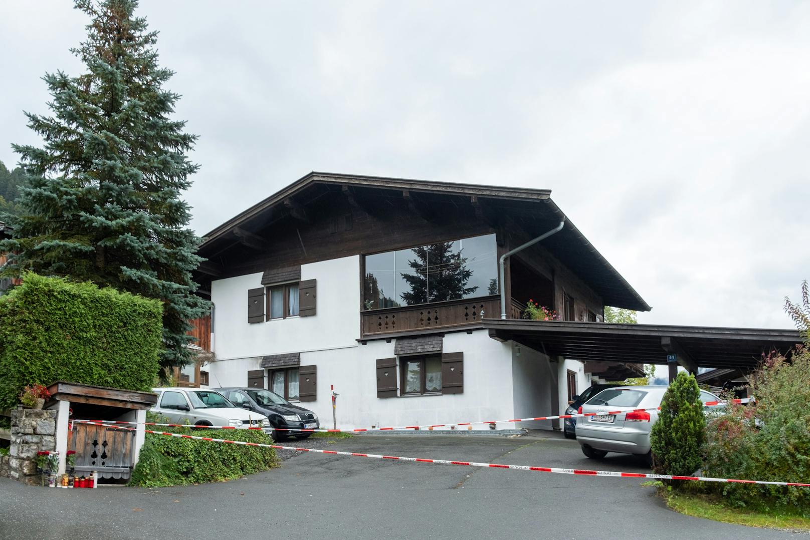 Andreas E., mittlerweile 26 Jahre alt, stellte sich nach der Bluttat selbst und befindet sich seitdem in Haft. Dem Tiroler wird zur Last gelegt, am 6. Oktober 2019 fünf Menschen hintereinander erschossen zu haben.