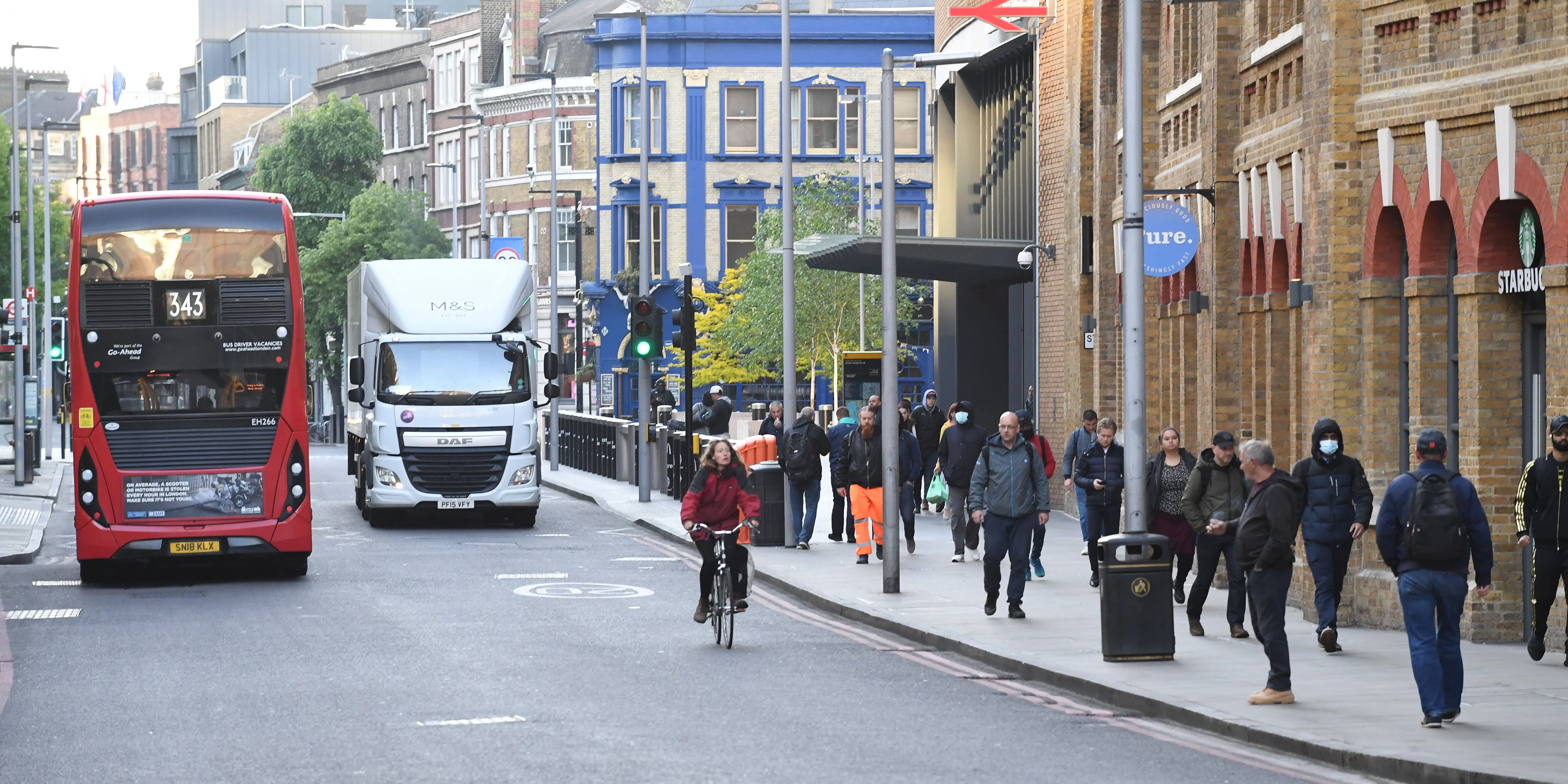 Die Menschen gehen in London wieder zur Arbeit.