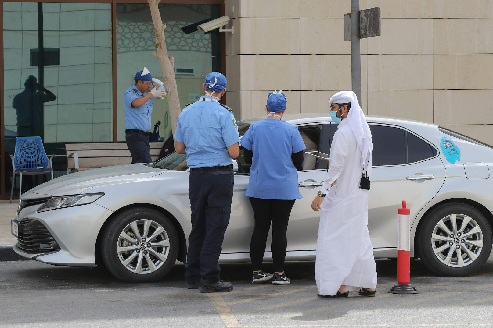 Im Kampf gegen die Pandemie führt Katar nun eine Maskenpflicht ein. 
