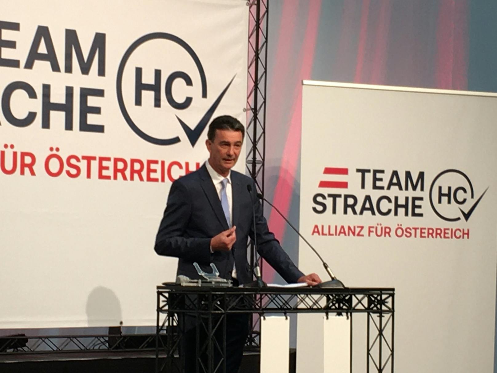 Heute sehe man ihn das letzte Obmann des DAÖ. Künftig sei das neue Kürzel für das "Team Strache" einfach nur "HC". Er übergab die Obmannschaft an Heinz-Christian Strache – symbolisch mit dem Lenkrad eines Rennwagens.