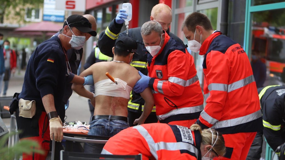 Rettungskräfte kümmern sich um den Verletzten, das Messer steckte noch im Rücken.