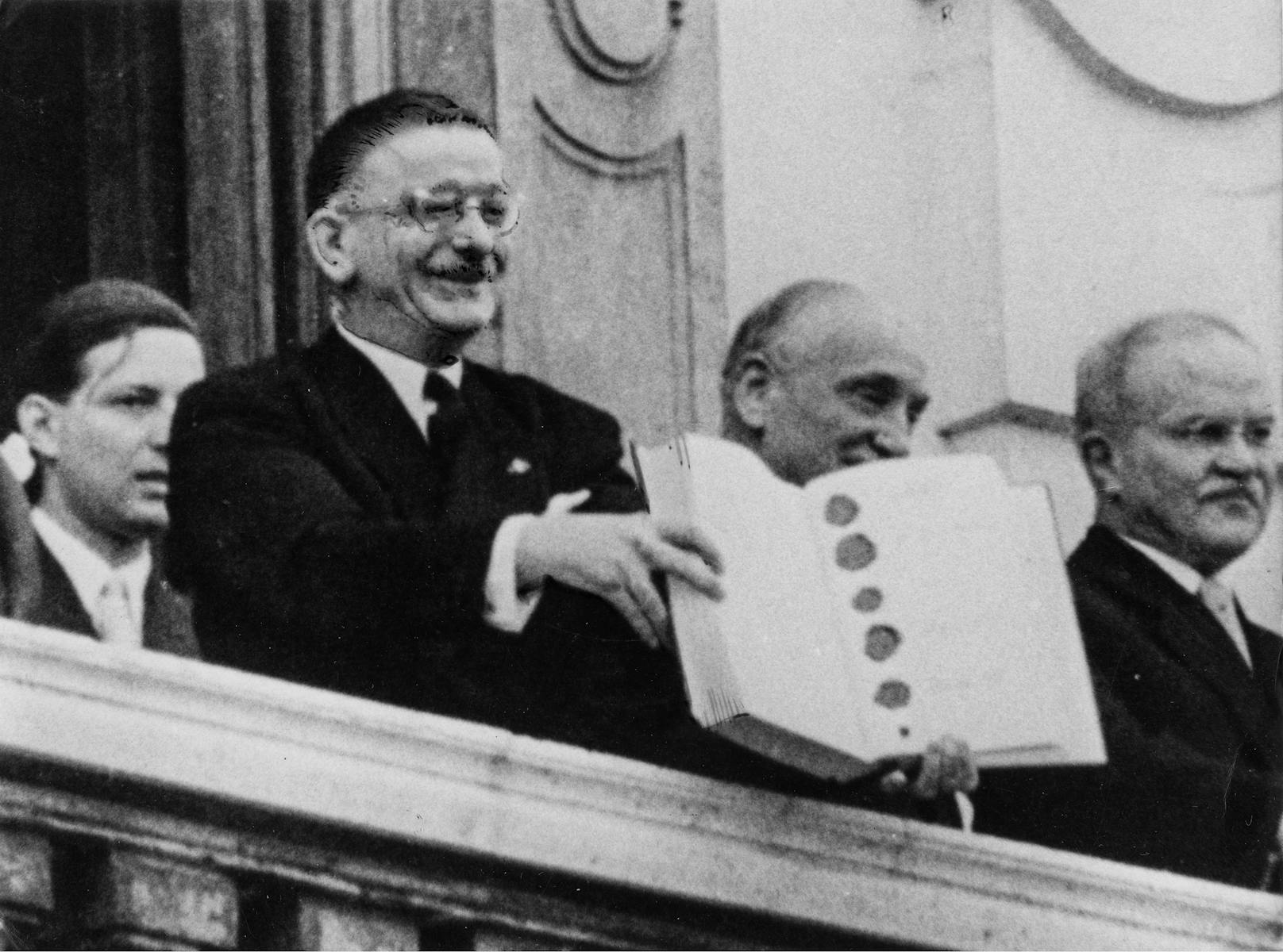 Außenminister Leopold Figl präsentiert der Menge den unterzeichneten Staatsvertrag. Den Satz "Österreich ist frei", hat er übrigens nicht am Balkon getätigt.