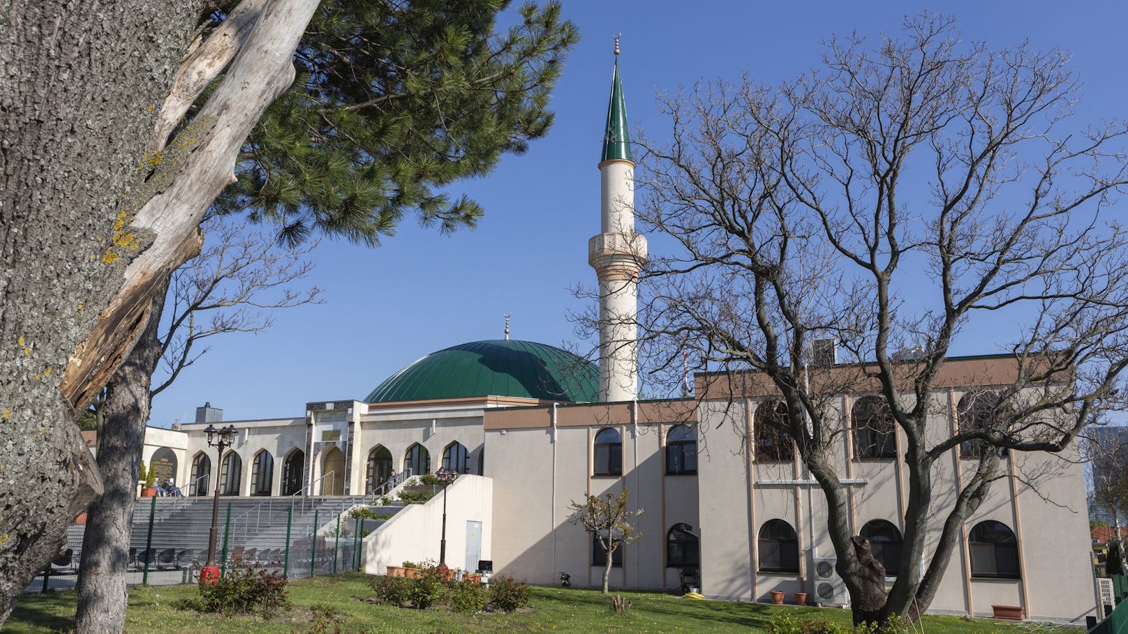 Nach den wochenlangen Einschränkungen des religiösen Lebens in Österreich dürfen Kirchen, Moscheen und Synagogen am Freitag wieder ihre Pforten öffnen.