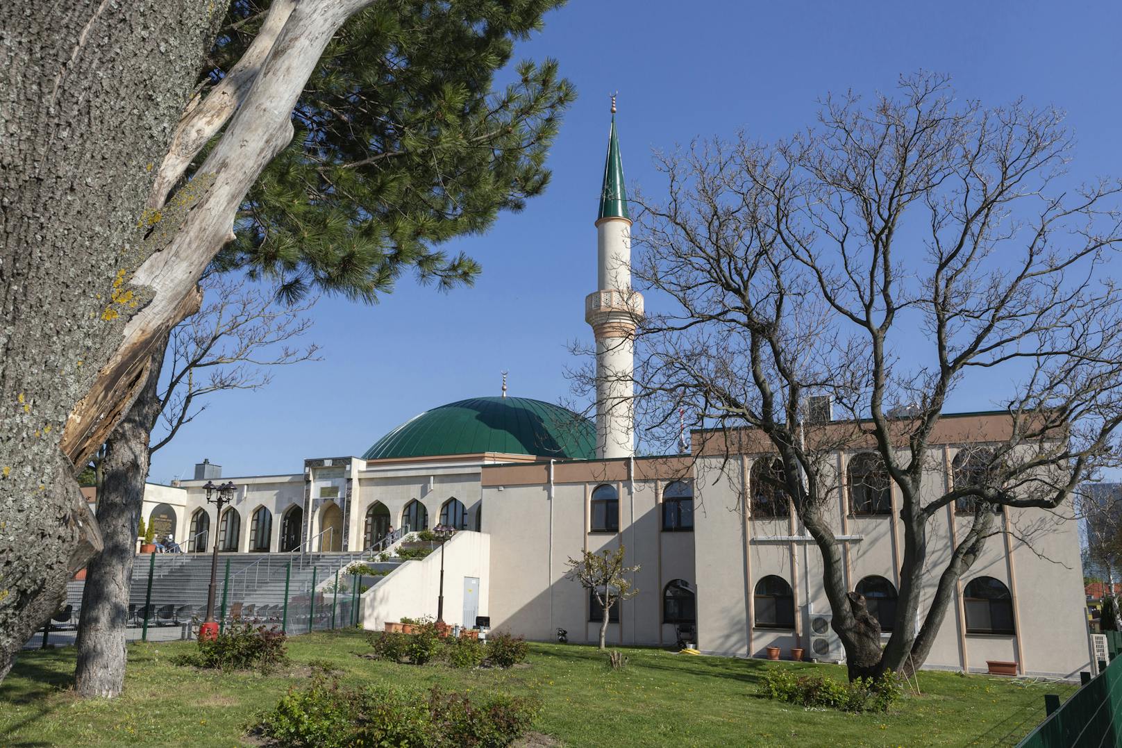 Nach den wochenlangen Einschränkungen des religiösen Lebens in Österreich dürfen Kirchen, Moscheen und Synagogen am Freitag wieder ihre Pforten öffnen.