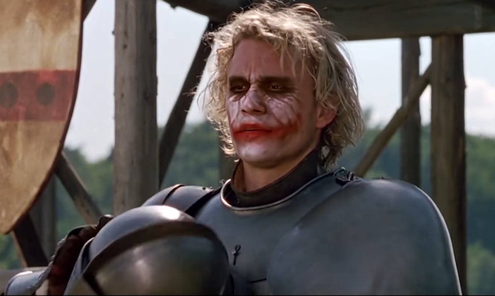 Deep Fake bringt auch vergangene Legenden wieder zurück: <strong>Heath Ledger</strong> trägt in seinem Mittelalter-Abenteuer <em>"Ritter aus Leidenschaft"</em> das Gesicht des Jokers aus "The Dark Knight".