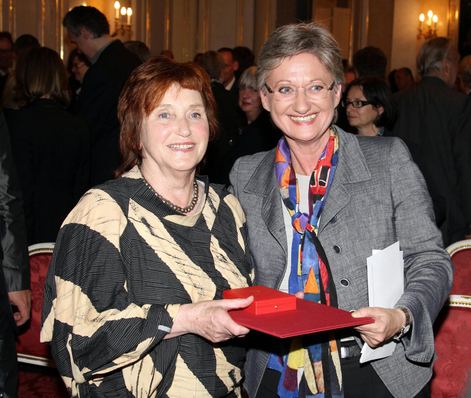 Im Jahr 2010 bekommt <strong>Valie Export</strong> von der damaligen Unterrichtsministerin <strong>Claudia Schmied</strong> das <em>Große Goldene Ehrenzeichen für Verdienste um die Republik Österreich </em>verliehen.
