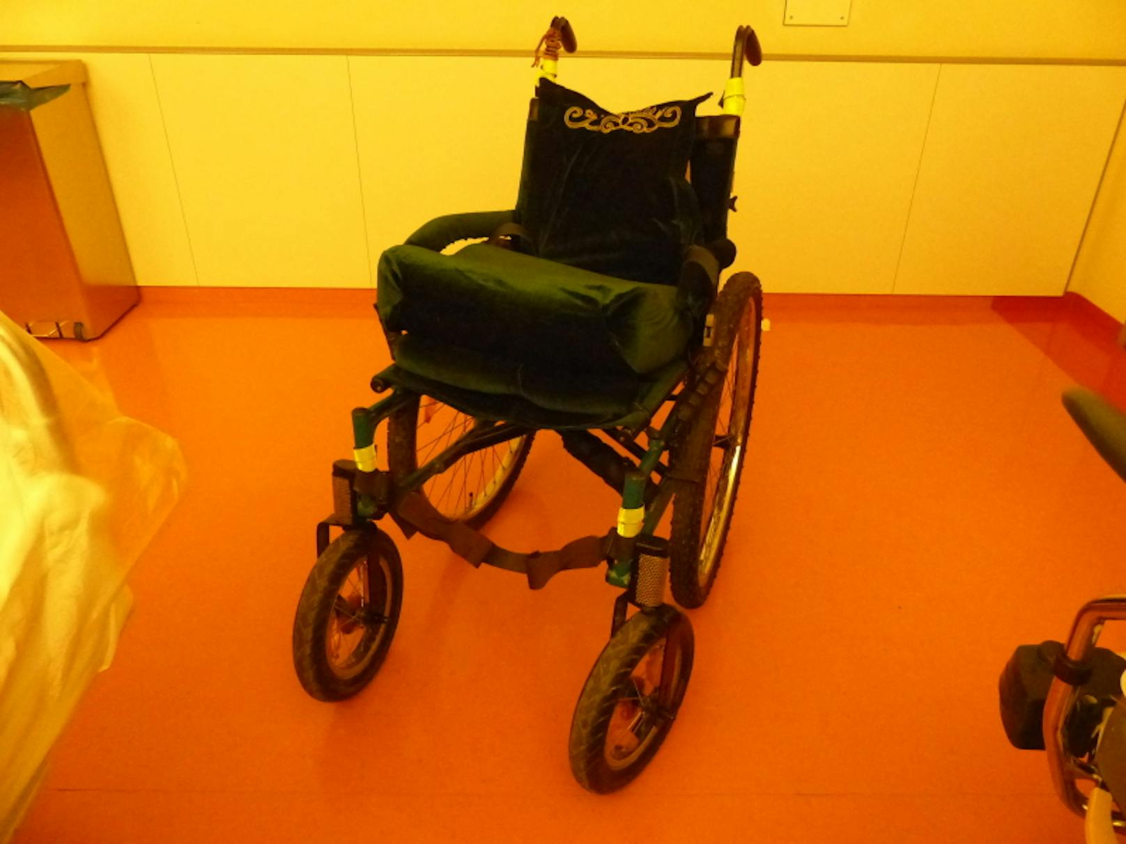 In diesem Rollstuhl wurde die tote Frau in die Klinik geschoben. 