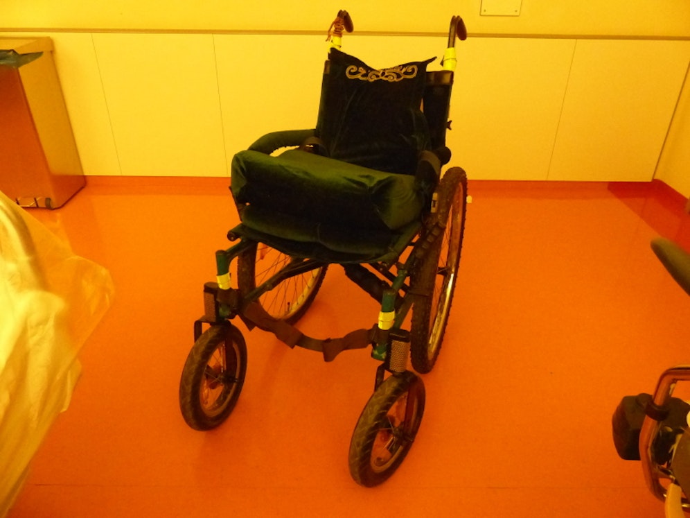 In diesem Rollstuhl wurde die tote Frau in die Klinik geschoben. 