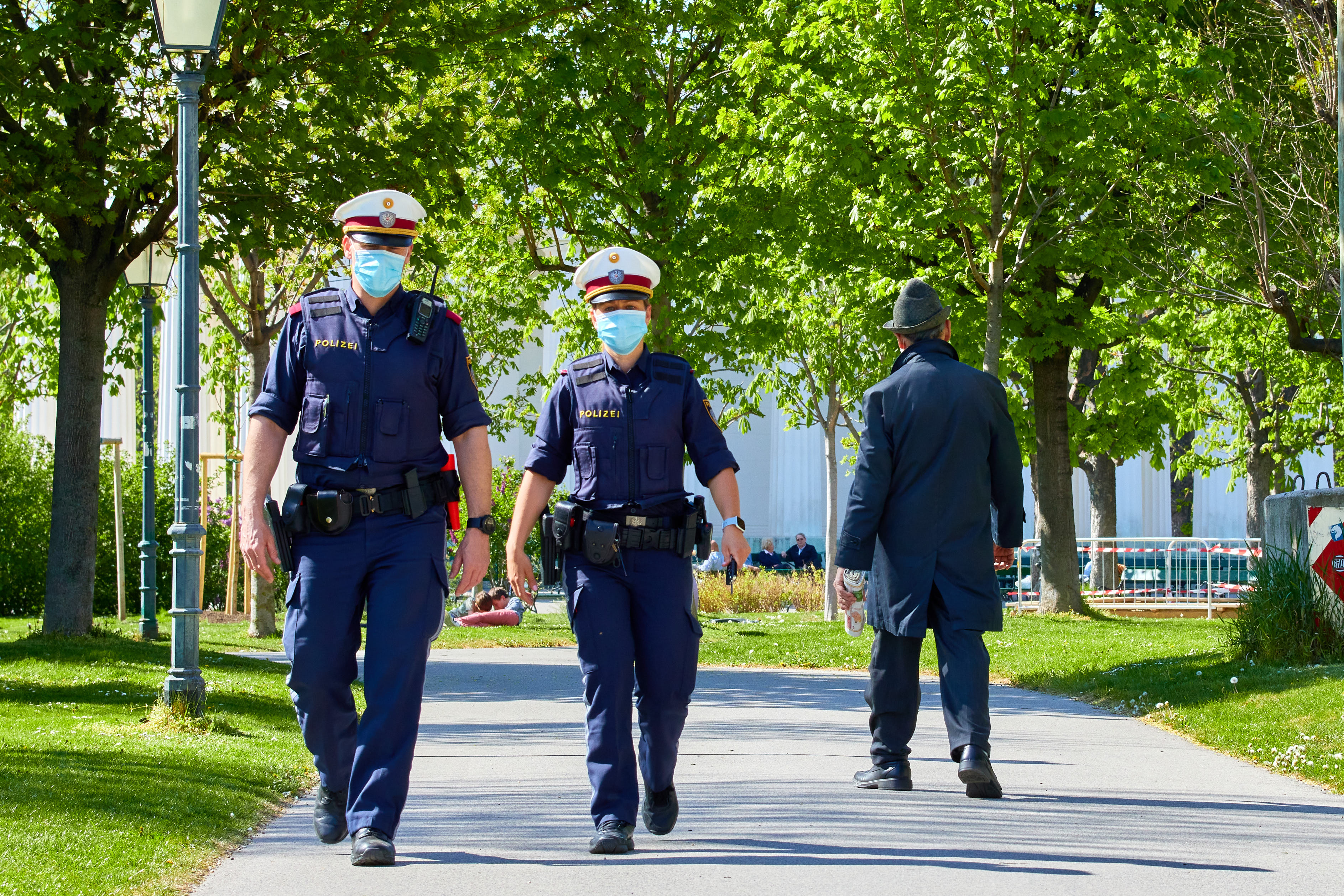 Die Beamten der Polizei sind mit Schutzmaske unterwegs
