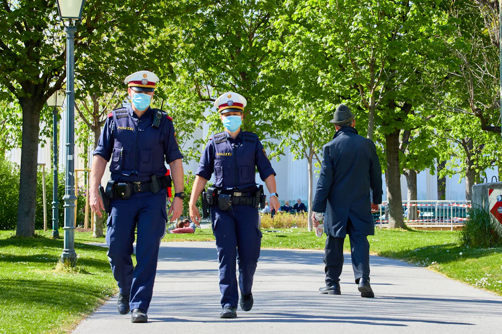 Die Beamten der Polizei kontrollierten Corona-Gesetze, die es gar nicht gibt.