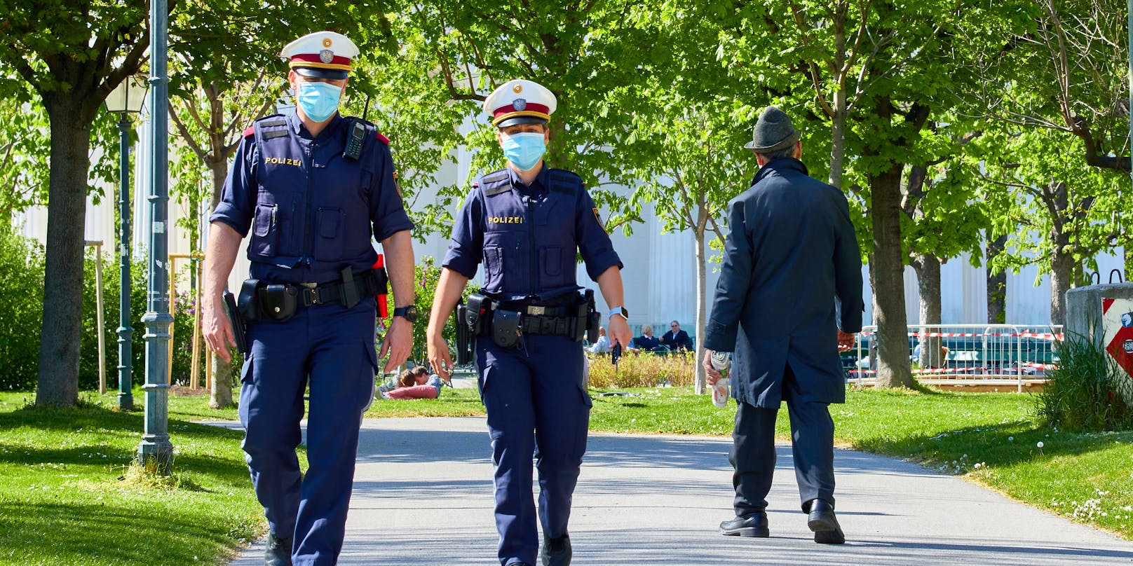 Die Beamten der Polizei sind mit Schutzmaske unterwegs