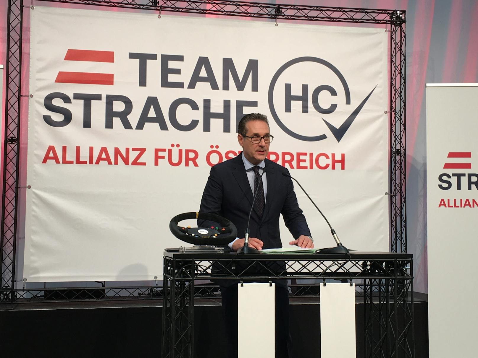 Der ehemalige Vizekanzler Heinz-Christian Strache hat eine neue Partei, das "Team HC Strache".