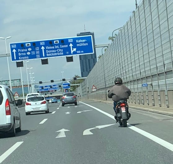 Mann mit Moped auf Autobahn unterwegs - Community | heute.at