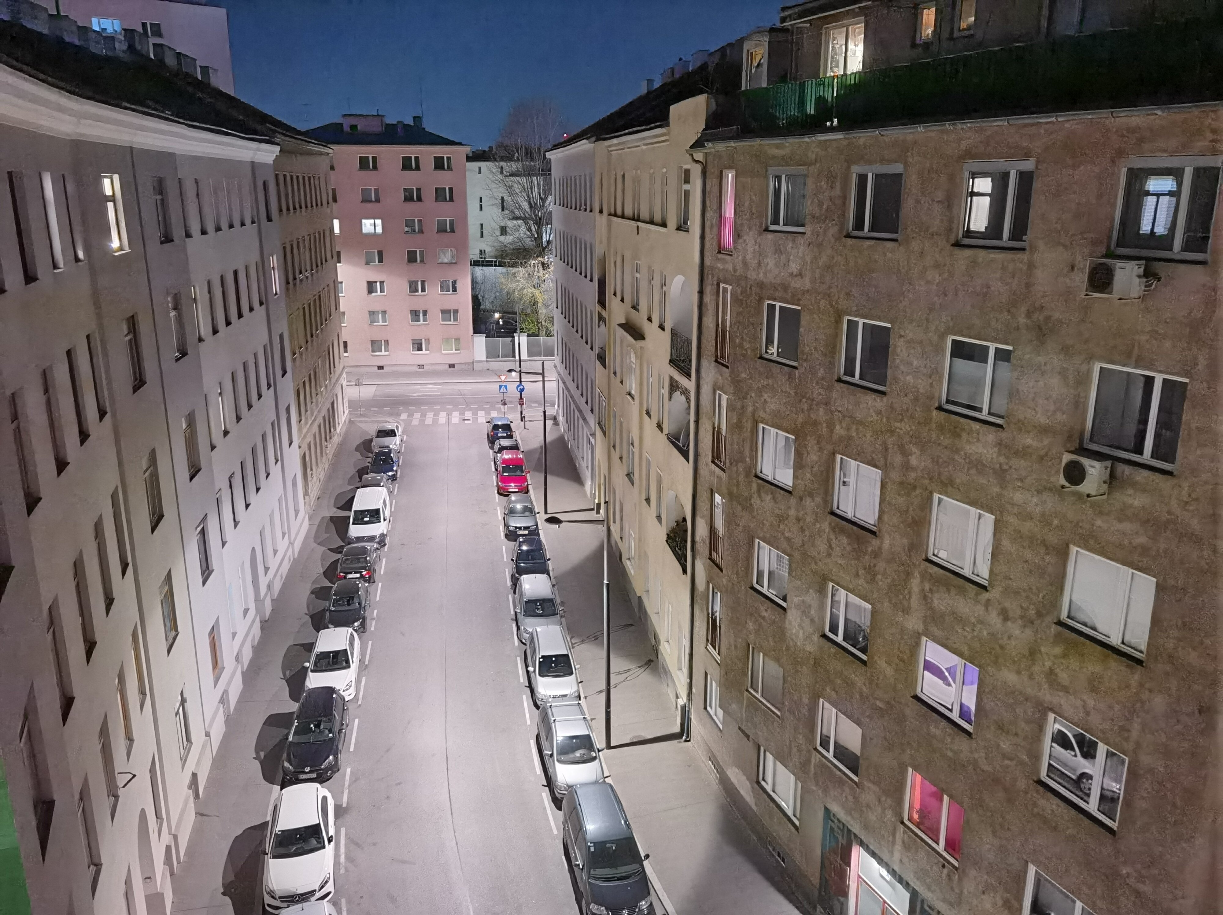 Aufnahme um Mitternacht. Selbst bei fast vollständiger Dunkelheit holt die Kamera sehr viele Details aus dem Motiv raus