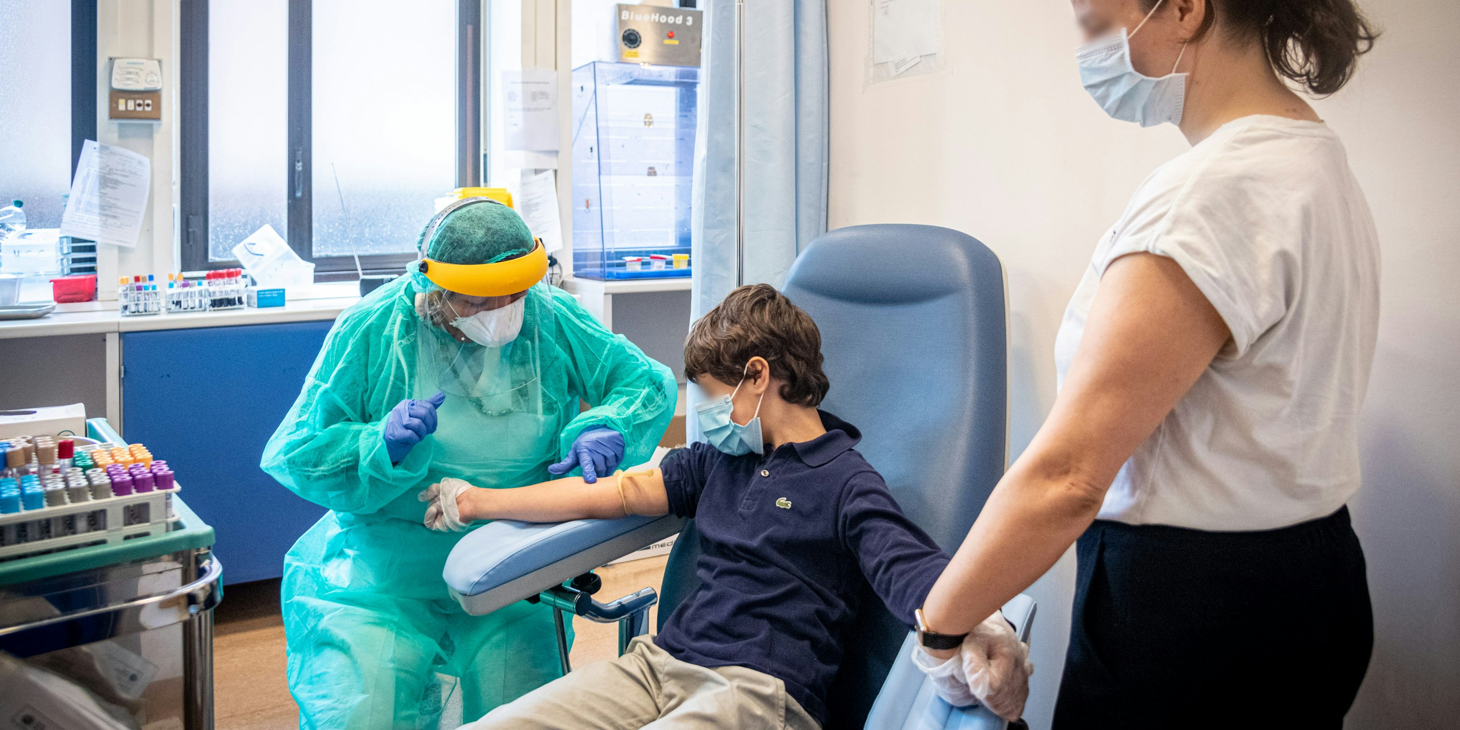 Einem Bub in Italien wird eine Blutprobe entnommen