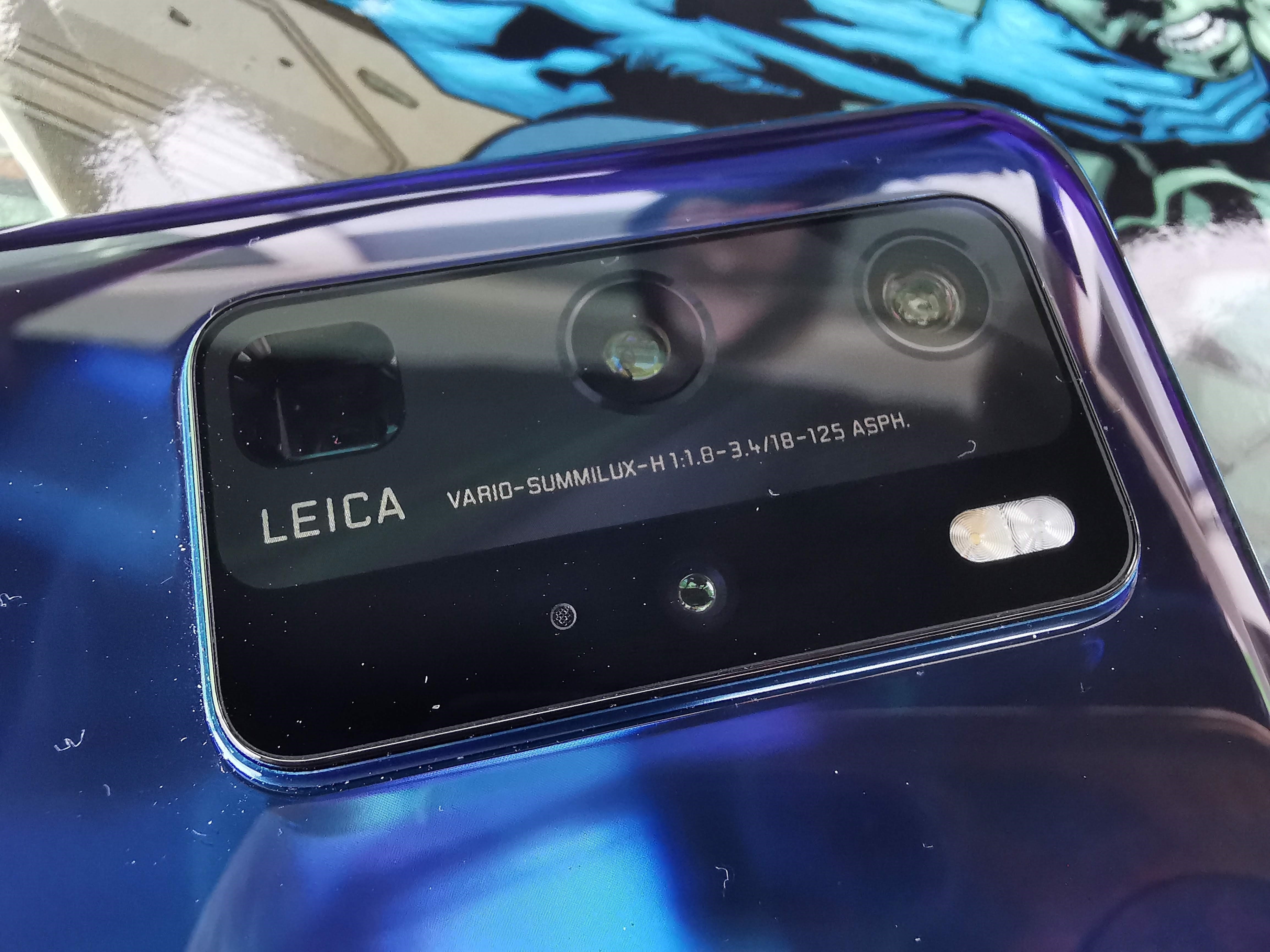 Das Vierfach-Kamerasetup trägt wieder den Leica-Schriftzug.