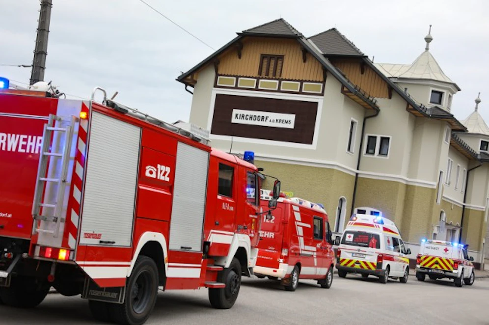 Aus Angst, seinen Zug nach Hause zu verpassen, lief ein 15-Jähriger aus Perg (Oberösterreich) über die Gleise und wurde frontal von einem einfahrenden Personenzug erfasst. Der Jugendliche ist außer Lebensgefahr.