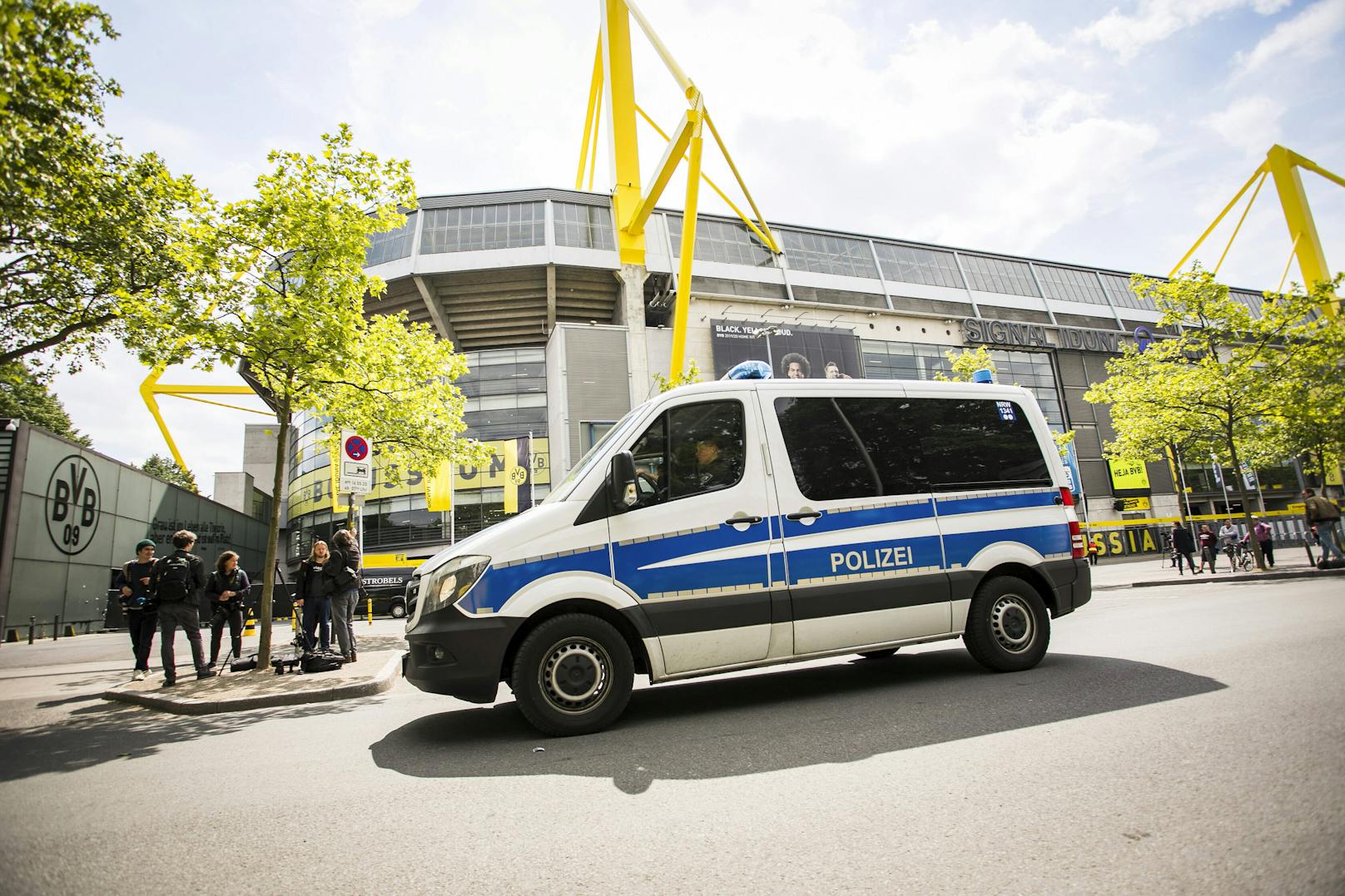 Polizei vor dem Dortmund-Stadion.