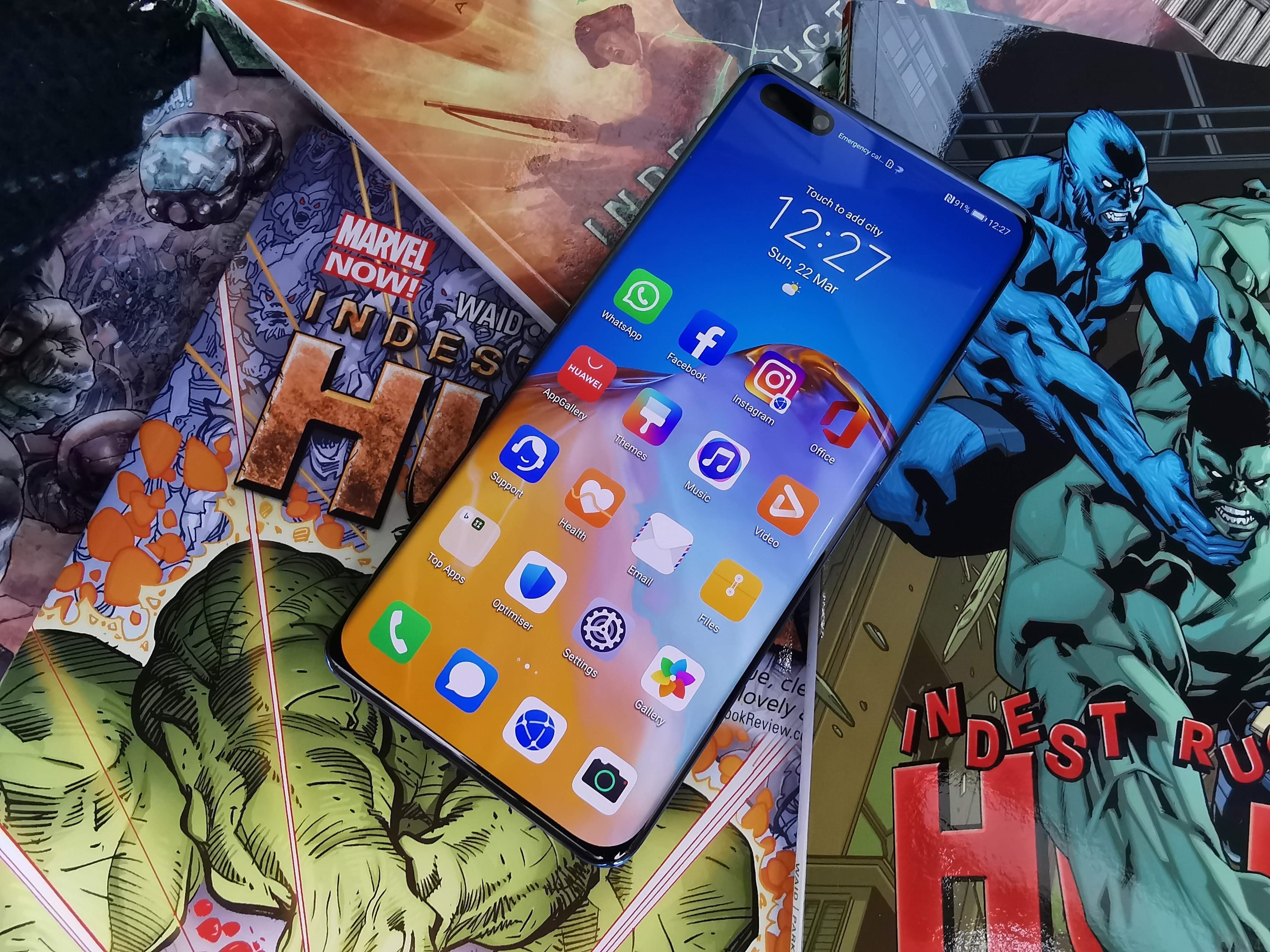 Beim P40 Pro schmiegt sich das 6,58 Zoll OLED-Display (2.640 x 1.200 Pixel) gekrümmt um die Kanten und lässt nur Platz für einen minimalen Metallrahmen hin zur Glasrückseite.